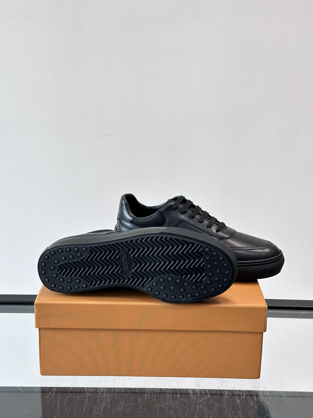 👟TODS男士休闲板鞋，意大利奢侈品牌出品，优质皮革鞋面+透气打孔设计，穿着舒适又实用✨。厚底结构有增高