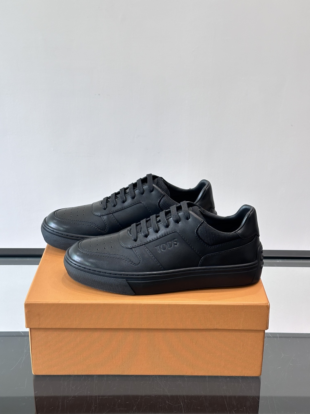 👟TODS男士休闲板鞋，意大利奢侈品牌出品，优质皮革鞋面+透气打孔设计，穿着舒适又实用✨。厚底结构有增高