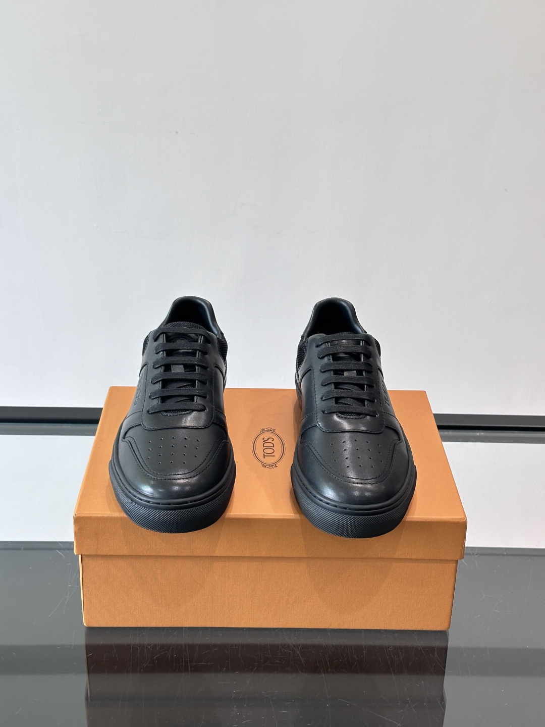 👟TODS男士休闲板鞋，意大利奢侈品牌出品，优质皮革鞋面+透气打孔设计，穿着舒适又实用✨。厚底结构有增高