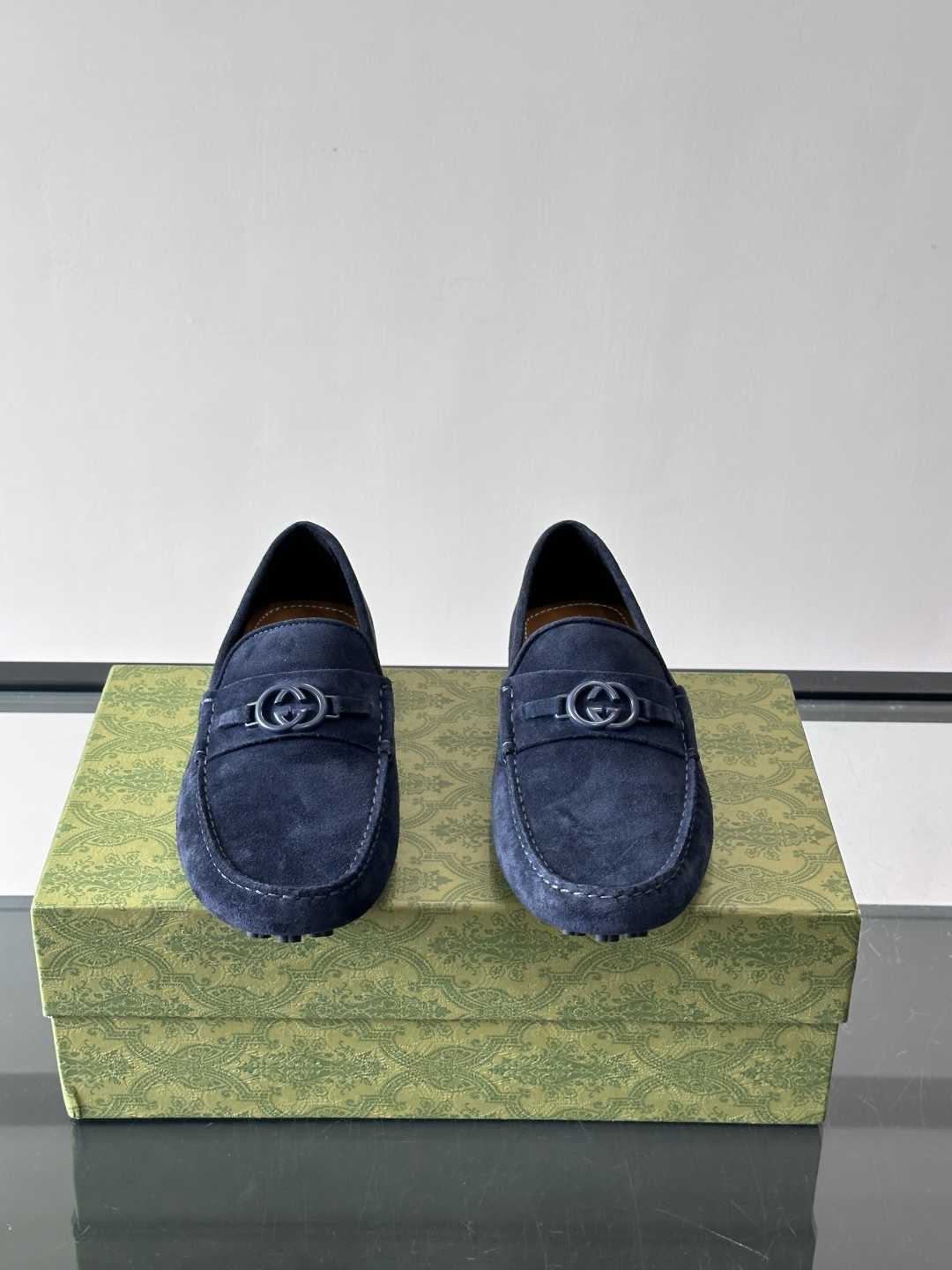 GUCCI。GG饰扣乐福鞋，选用荔枝纹牛皮，质感细腻又耐用。鞋面双G金属饰扣超有辨识度，品牌感满满✨。经