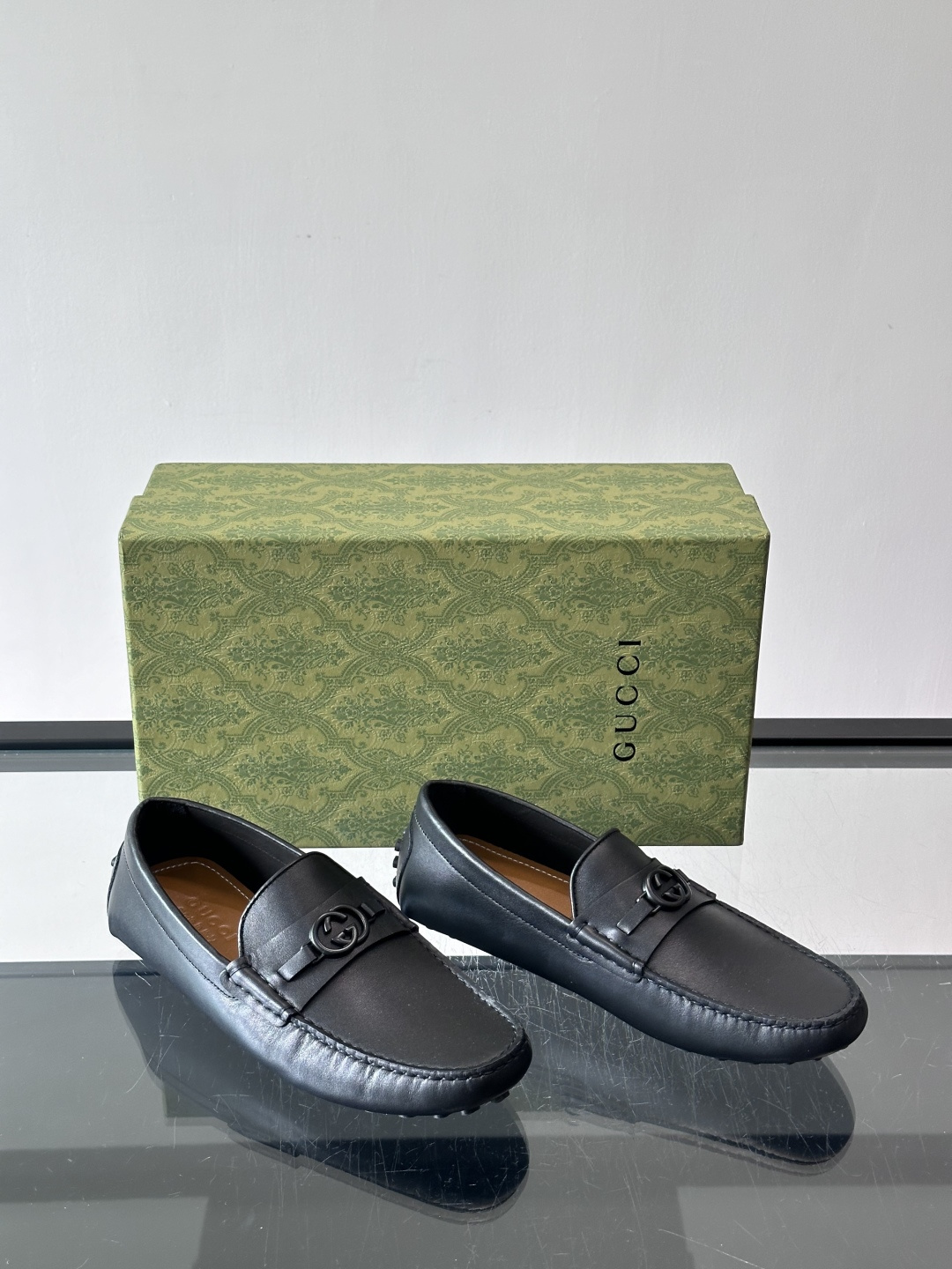 GUCCI。GG饰扣乐福鞋，选用荔枝纹牛皮，质感细腻又耐用。鞋面双G金属饰扣超有辨识度，品牌感满满✨。经