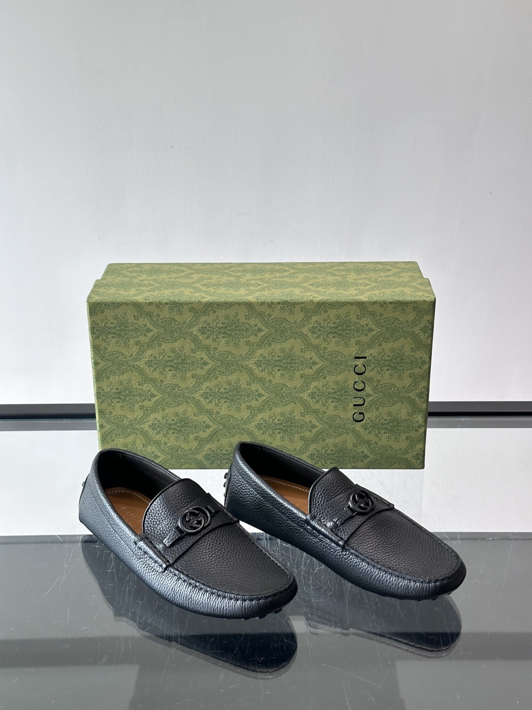GUCCI。GG饰扣乐福鞋，选用荔枝纹牛皮，质感细腻又耐用。鞋面双G金属饰扣超有辨识度，品牌感满满✨。经