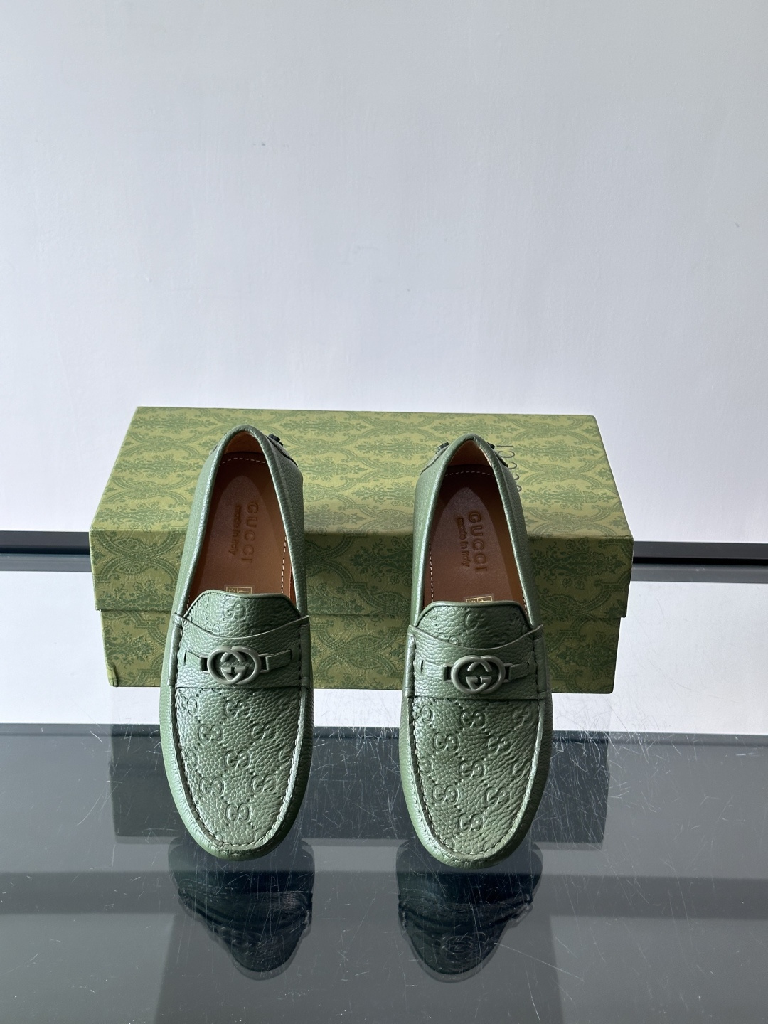 GUCCI。GG压花乐福鞋，配色超清新，鞋面GG压花+双G金属扣，品牌感满满✨。优质牛皮革材质，柔软又耐