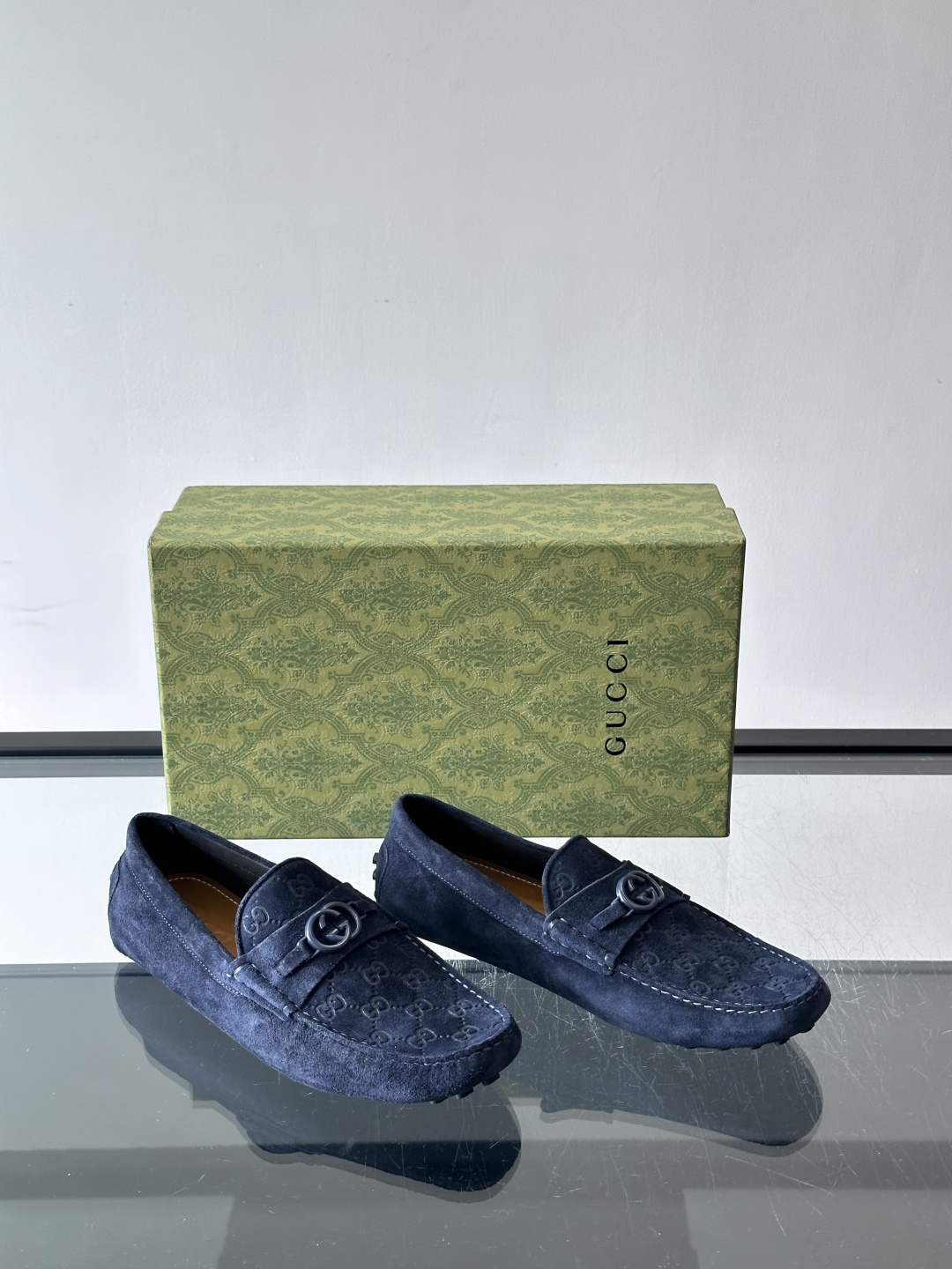 GUCCI。GG压花乐福鞋，配色超清新，鞋面GG压花+双G金属扣，品牌感满满✨。优质牛皮革材质，柔软又耐