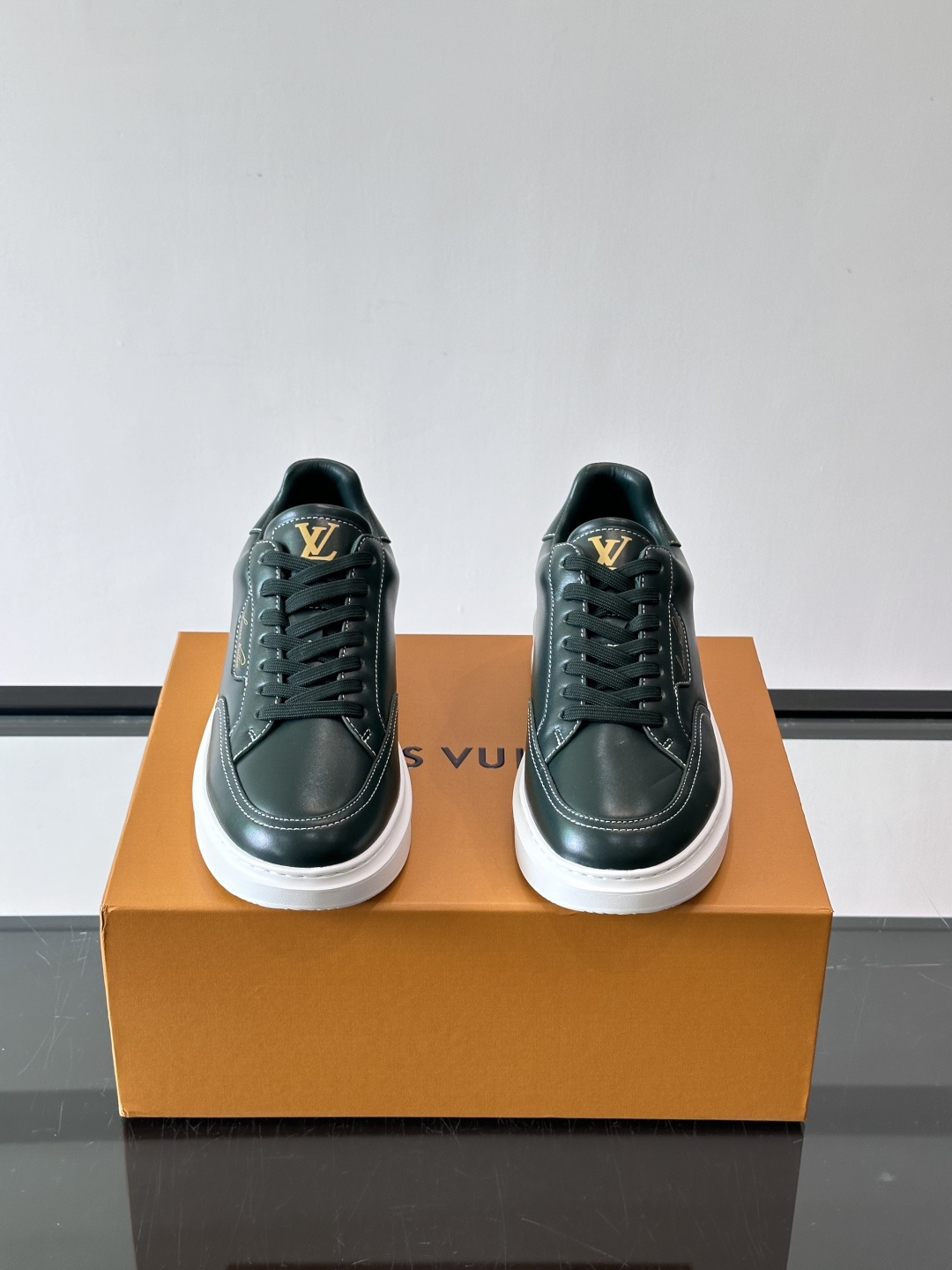 👟LV 男士运动鞋采用小牛皮，搭配白色橡胶鞋底，简约又有辨识度。侧面金色“Louis Vuitton”标