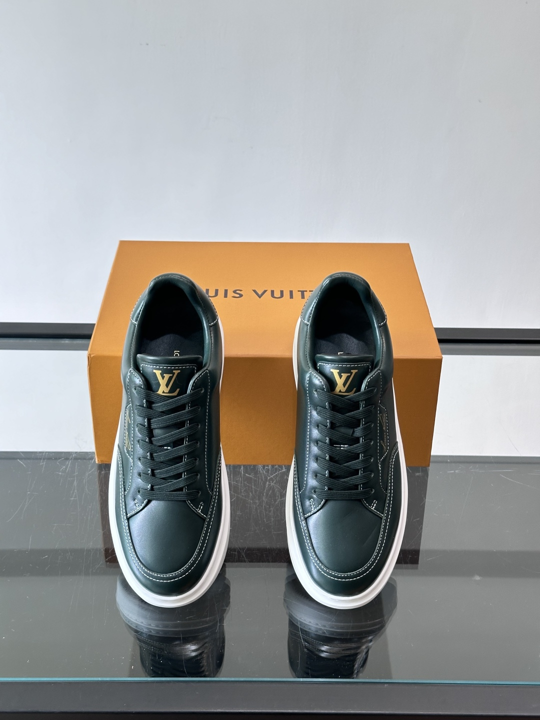 👟LV 男士运动鞋采用小牛皮，搭配白色橡胶鞋底，简约又有辨识度。侧面金色“Louis Vuitton”标