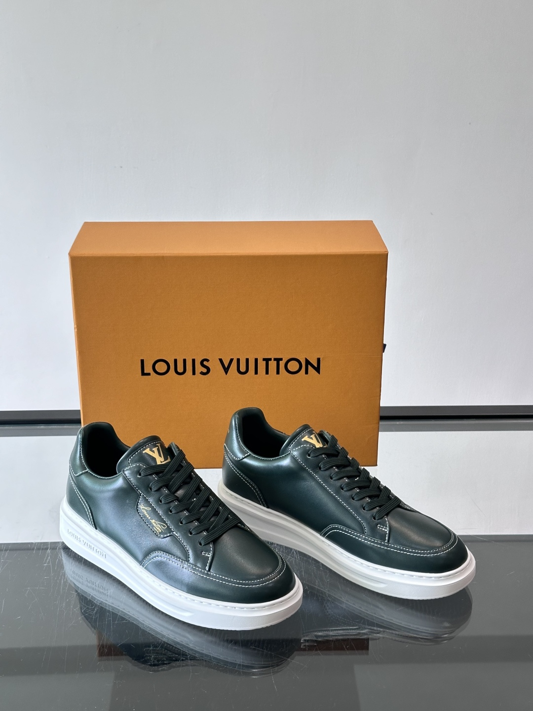 👟LV 男士运动鞋采用小牛皮，搭配白色橡胶鞋底，简约又有辨识度。侧面金色“Louis Vuitton”标