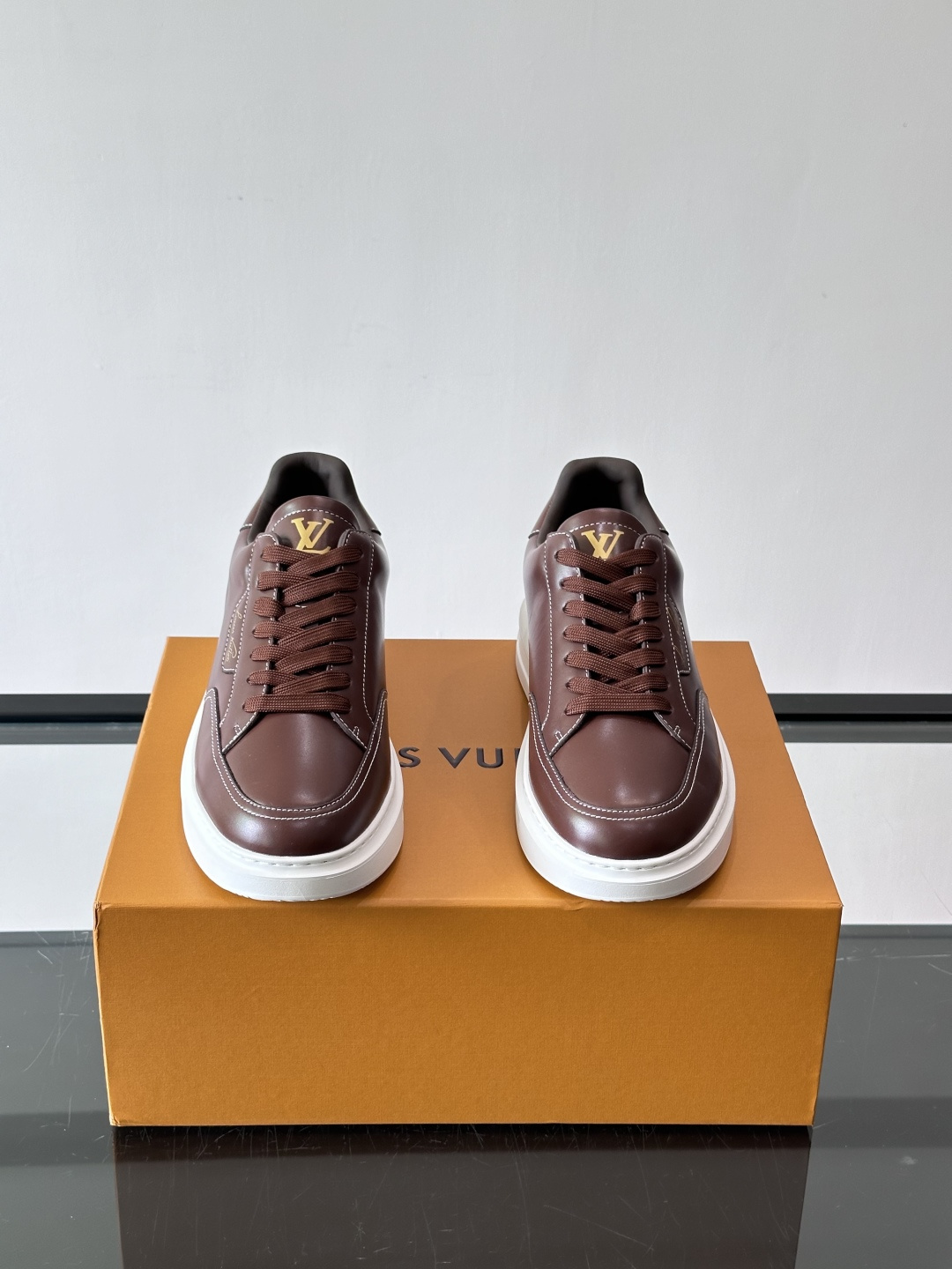 👟LV 男士运动鞋采用小牛皮，搭配白色橡胶鞋底，简约又有辨识度。侧面金色“Louis Vuitton”标