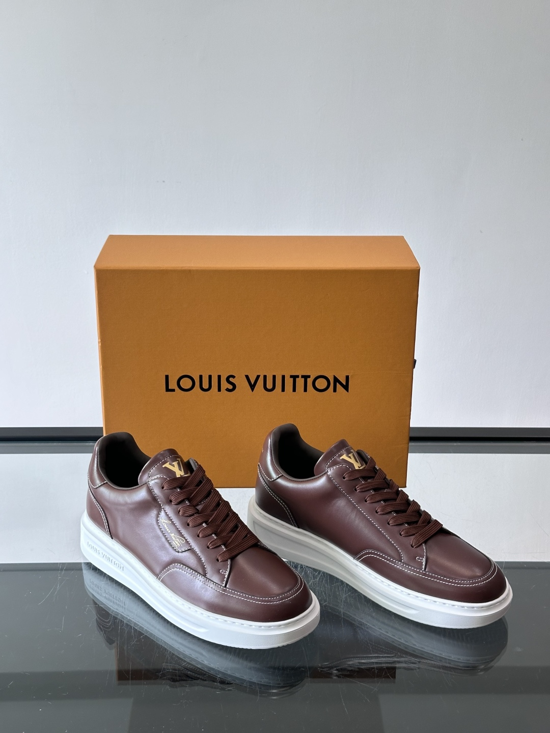 👟LV 男士运动鞋采用小牛皮，搭配白色橡胶鞋底，简约又有辨识度。侧面金色“Louis Vuitton”标