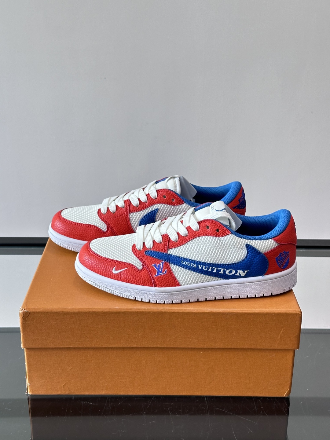 👟LV和Nike联名运动鞋，灵感来自Air Jordan 1，撞色超吸睛，鞋面用透气网布+皮革拼接，舒适