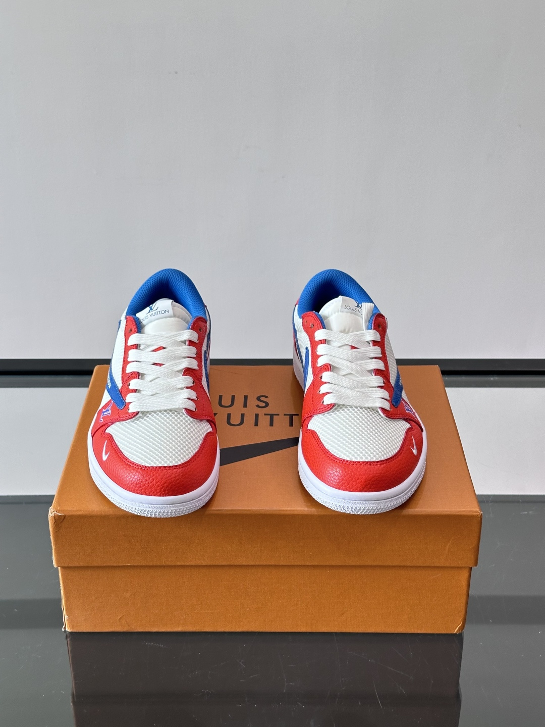 👟LV和Nike联名运动鞋，灵感来自Air Jordan 1，撞色超吸睛，鞋面用透气网布+皮革拼接，舒适