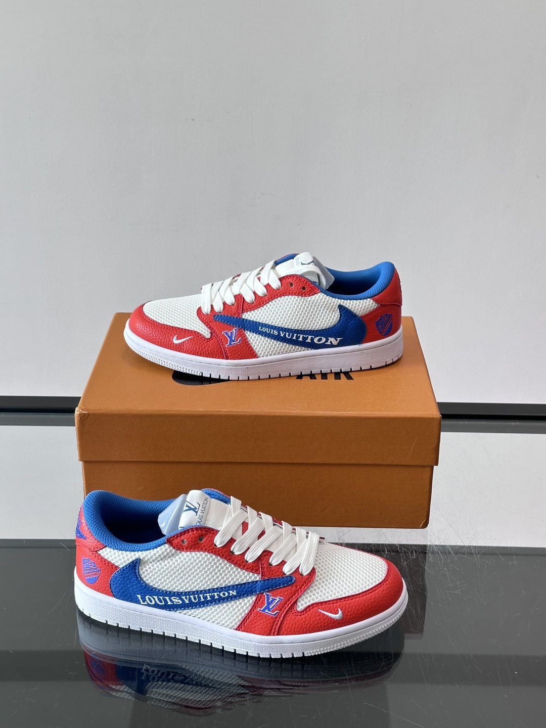 👟LV和Nike联名运动鞋，灵感来自Air Jordan 1，撞色超吸睛，鞋面用透气网布+皮革拼接，舒适