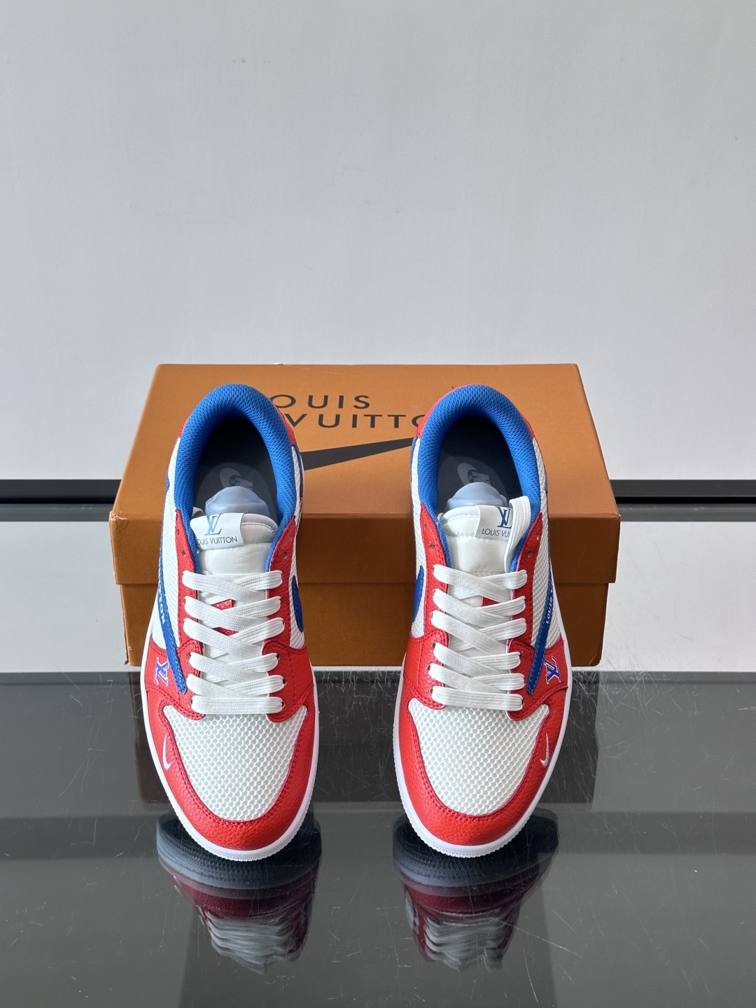 👟LV和Nike联名运动鞋，灵感来自Air Jordan 1，撞色超吸睛，鞋面用透气网布+皮革拼接，舒适