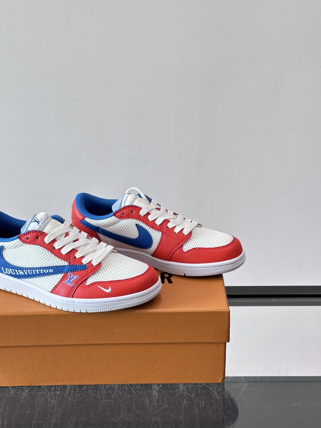 👟LV和Nike联名运动鞋，灵感来自Air Jordan 1，撞色超吸睛，鞋面用透气网布+皮革拼接，舒适