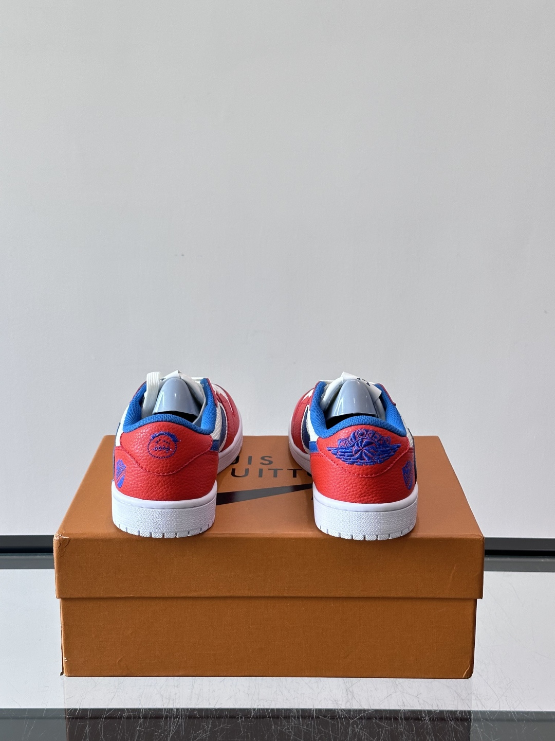 👟LV和Nike联名运动鞋，灵感来自Air Jordan 1，撞色超吸睛，鞋面用透气网布+皮革拼接，舒适