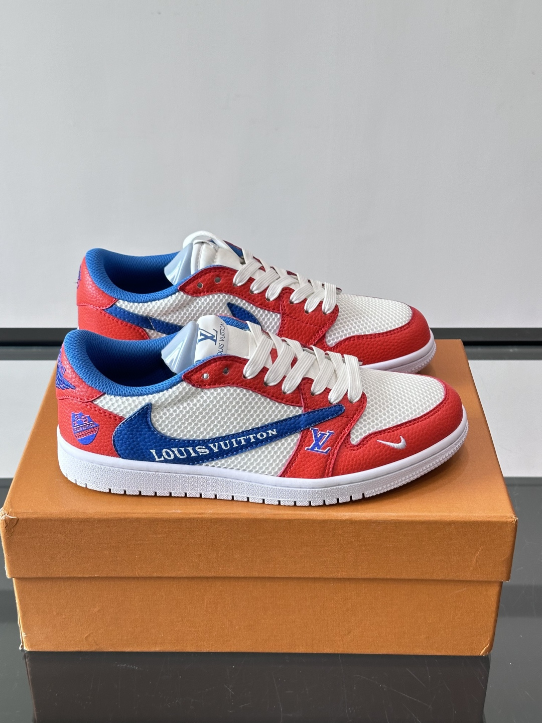 👟LV和Nike联名运动鞋，灵感来自Air Jordan 1，撞色超吸睛，鞋面用透气网布+皮革拼接，舒适