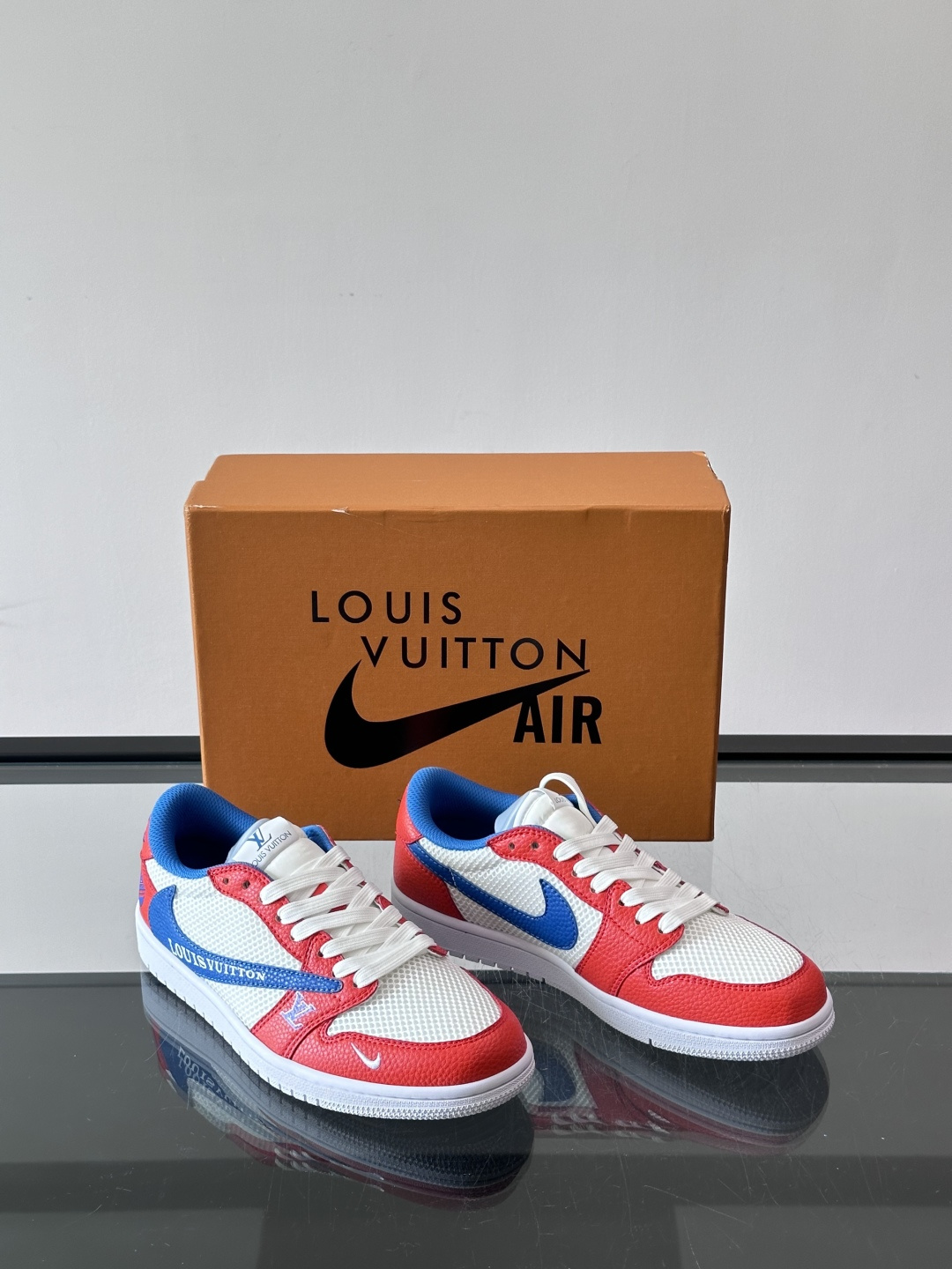 👟LV和Nike联名运动鞋，灵感来自Air Jordan 1，撞色超吸睛，鞋面用透气网布+皮革拼接，舒适