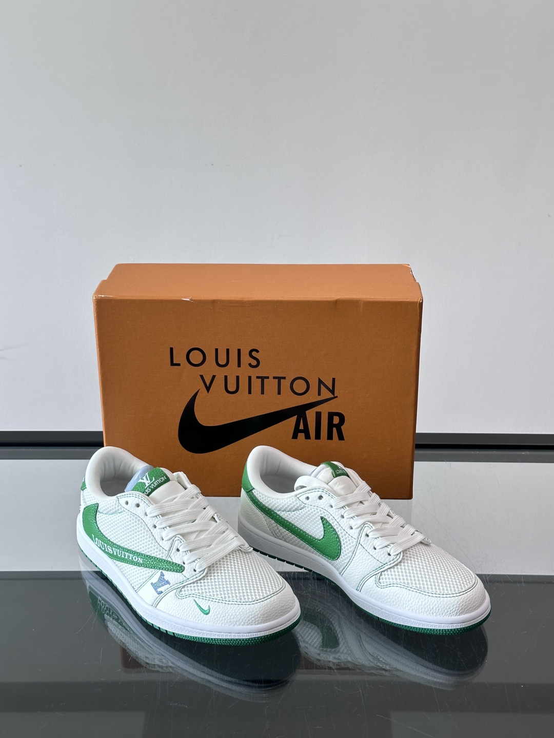 👟LV和Nike联名运动鞋，灵感来自Air Jordan 1，撞色超吸睛，鞋面用透气网布+皮革拼接，舒适