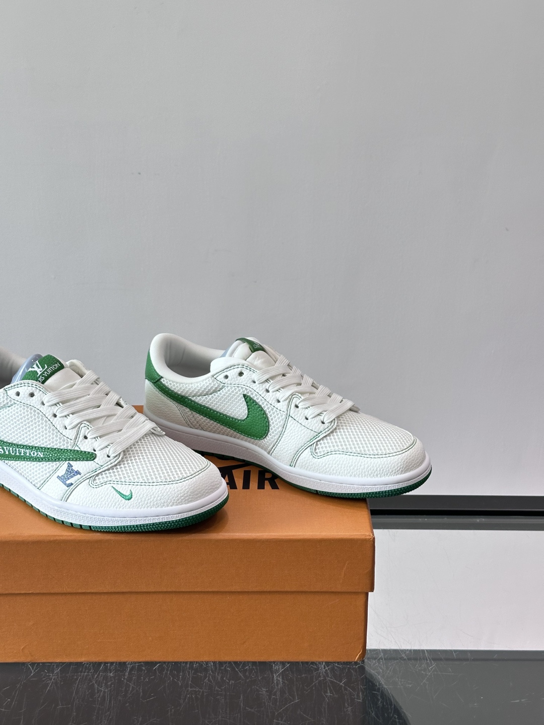 👟LV和Nike联名运动鞋，灵感来自Air Jordan 1，撞色超吸睛，鞋面用透气网布+皮革拼接，舒适