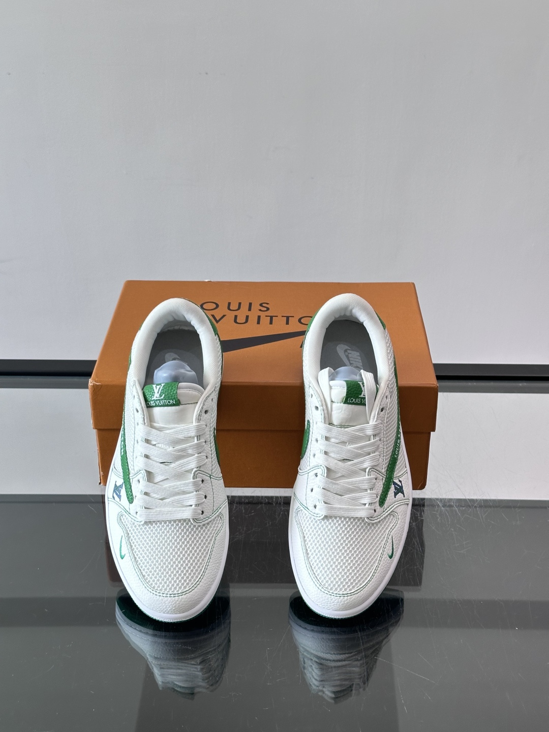 👟LV和Nike联名运动鞋，灵感来自Air Jordan 1，撞色超吸睛，鞋面用透气网布+皮革拼接，舒适