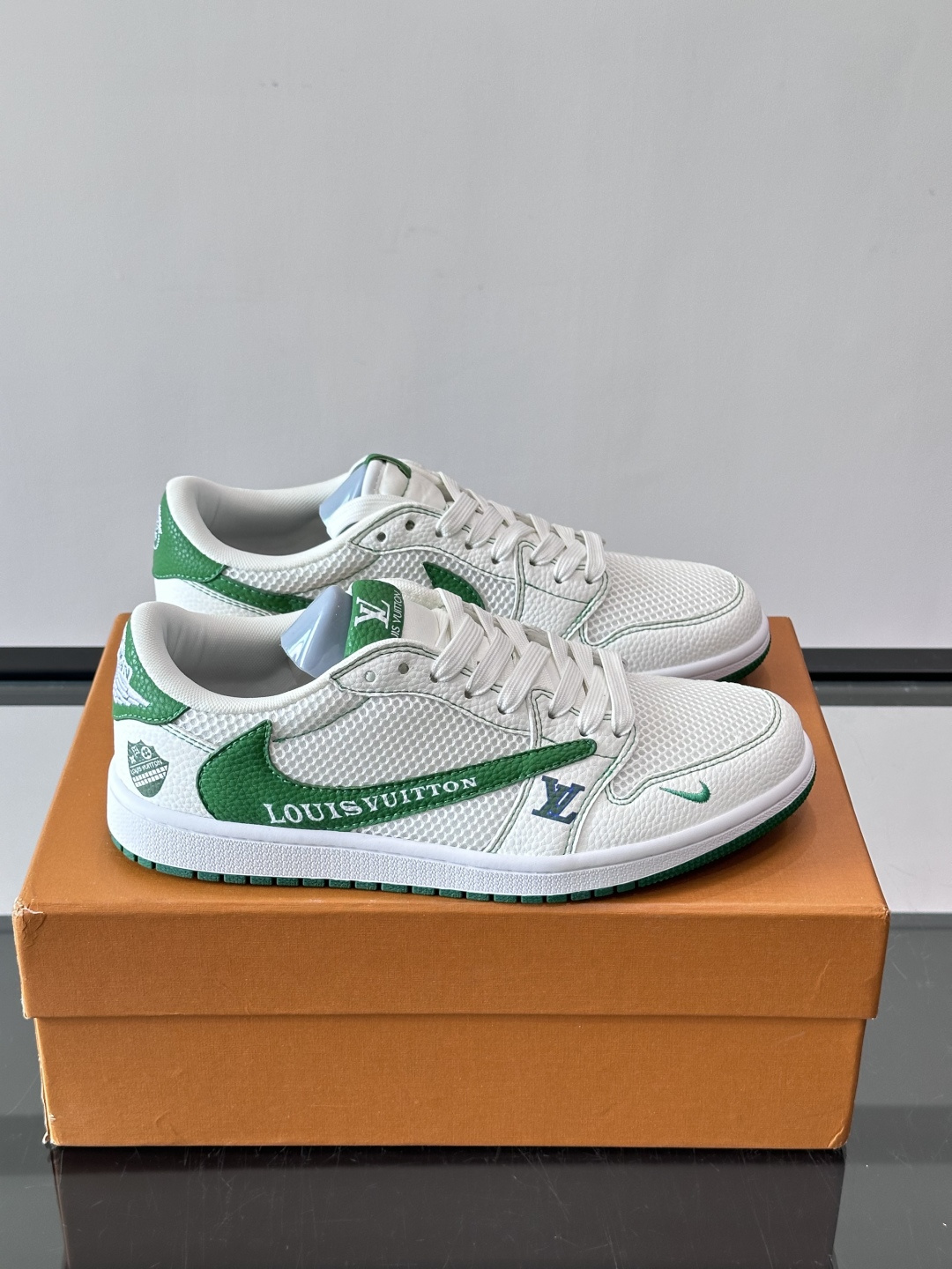 👟LV和Nike联名运动鞋，灵感来自Air Jordan 1，撞色超吸睛，鞋面用透气网布+皮革拼接，舒适