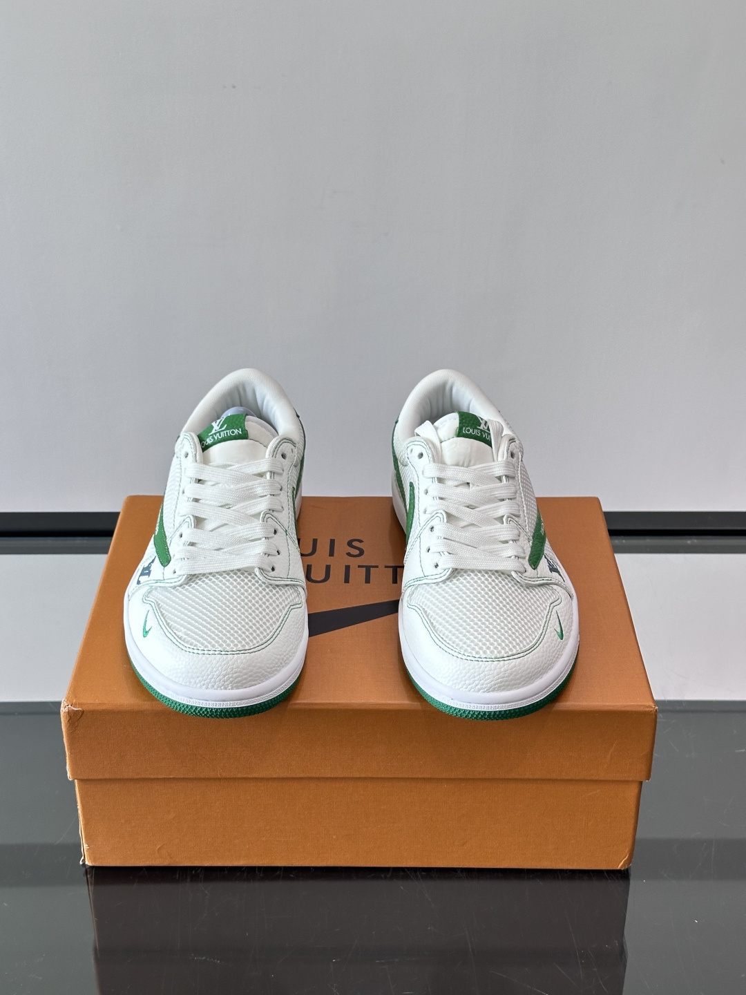 👟LV和Nike联名运动鞋，灵感来自Air Jordan 1，撞色超吸睛，鞋面用透气网布+皮革拼接，舒适