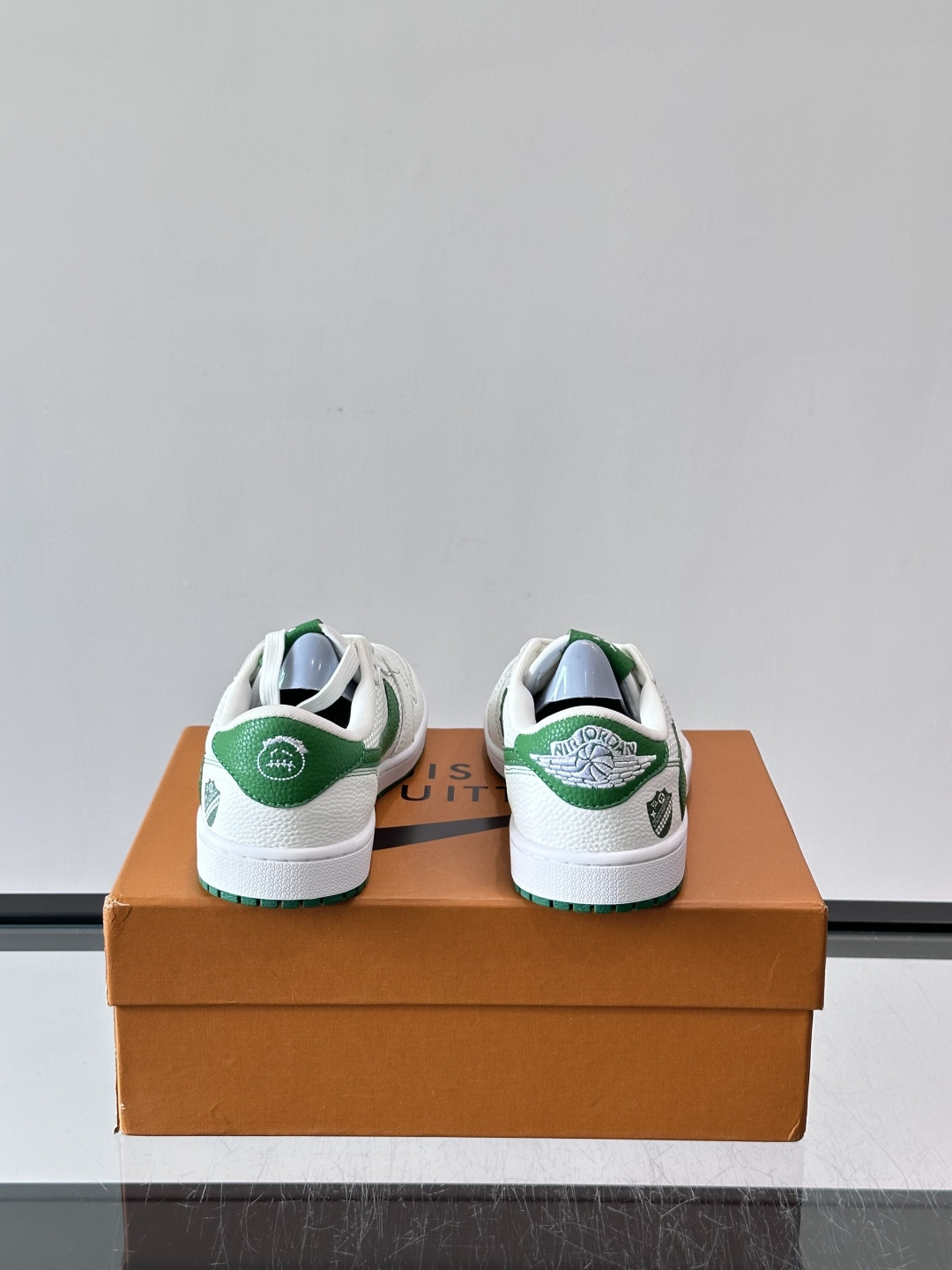 👟LV和Nike联名运动鞋，灵感来自Air Jordan 1，撞色超吸睛，鞋面用透气网布+皮革拼接，舒适