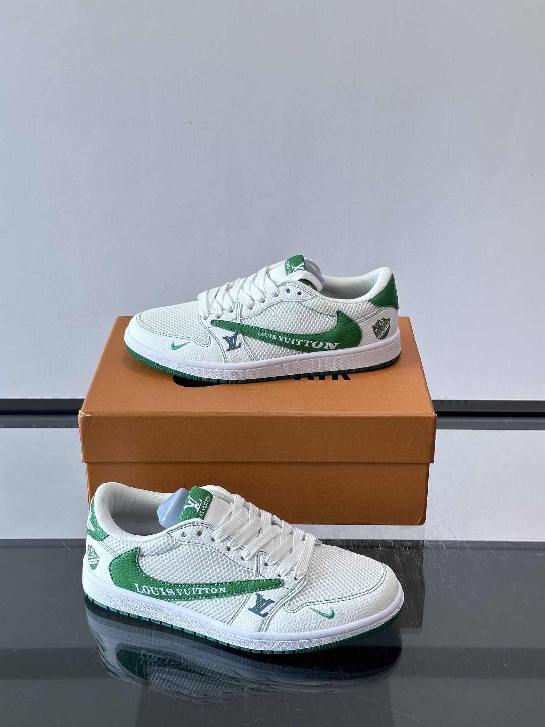 👟LV和Nike联名运动鞋，灵感来自Air Jordan 1，撞色超吸睛，鞋面用透气网布+皮革拼接，舒适