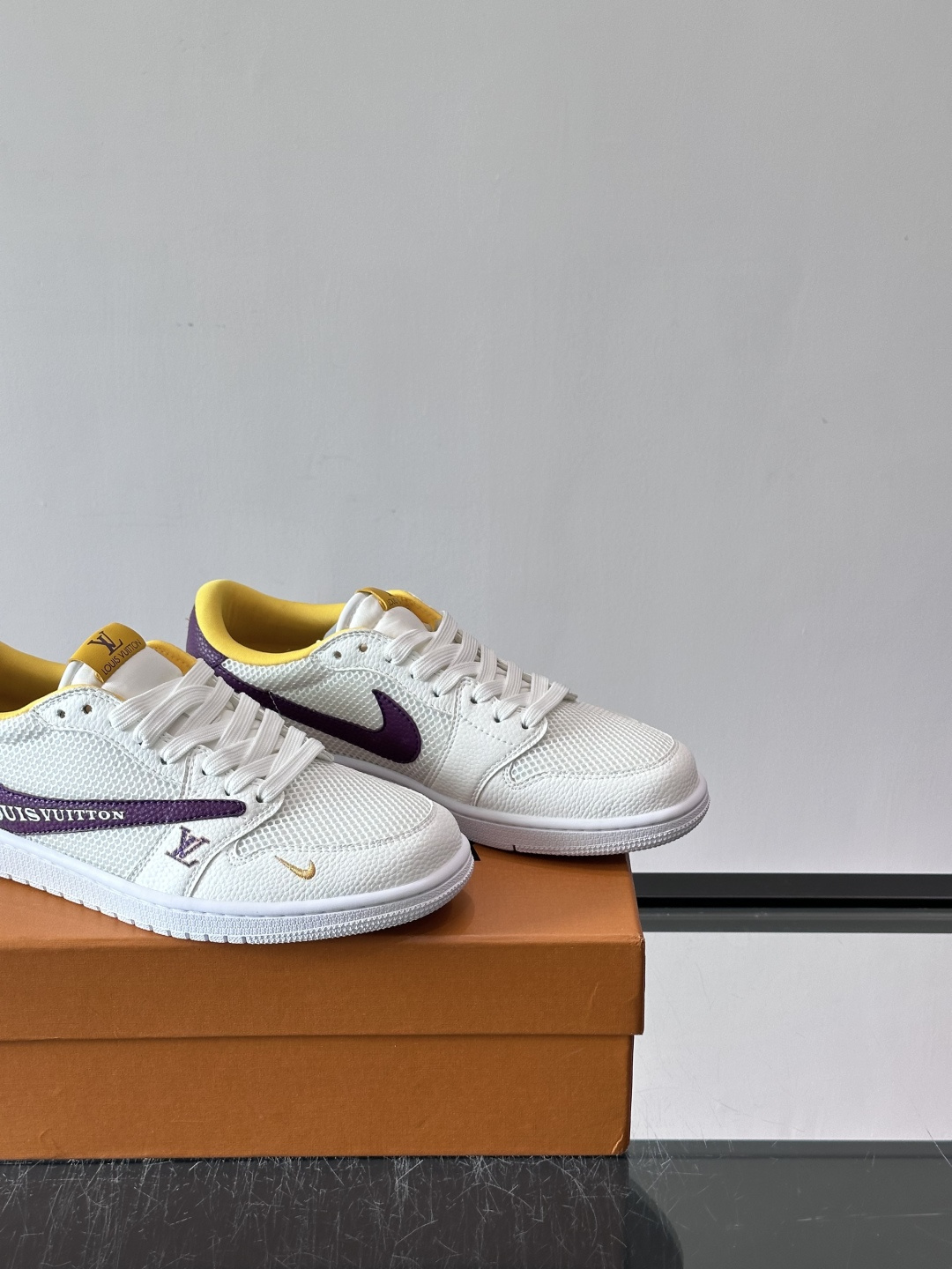 👟LV和Nike联名运动鞋，灵感来自Air Jordan 1，撞色超吸睛，鞋面用透气网布+皮革拼接，舒适