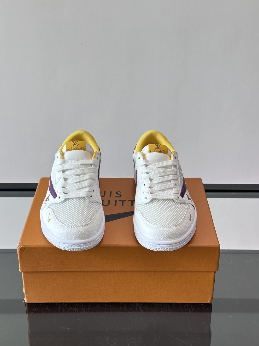 👟LV和Nike联名运动鞋，灵感来自Air Jordan 1，撞色超吸睛，鞋面用透气网布+皮革拼接，舒适