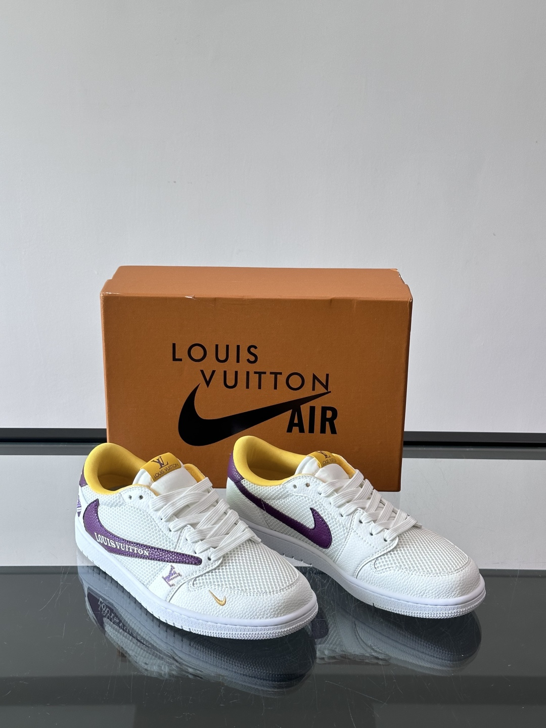 👟LV和Nike联名运动鞋，灵感来自Air Jordan 1，撞色超吸睛，鞋面用透气网布+皮革拼接，舒适
