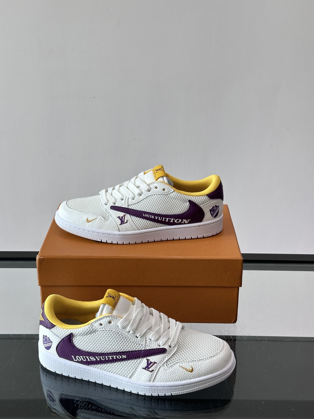 👟LV和Nike联名运动鞋，灵感来自Air Jordan 1，撞色超吸睛，鞋面用透气网布+皮革拼接，舒适