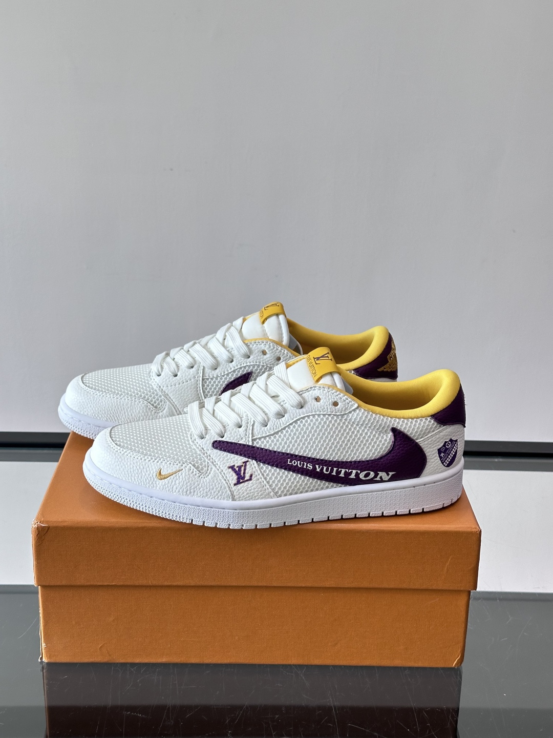 👟LV和Nike联名运动鞋，灵感来自Air Jordan 1，撞色超吸睛，鞋面用透气网布+皮革拼接，舒适