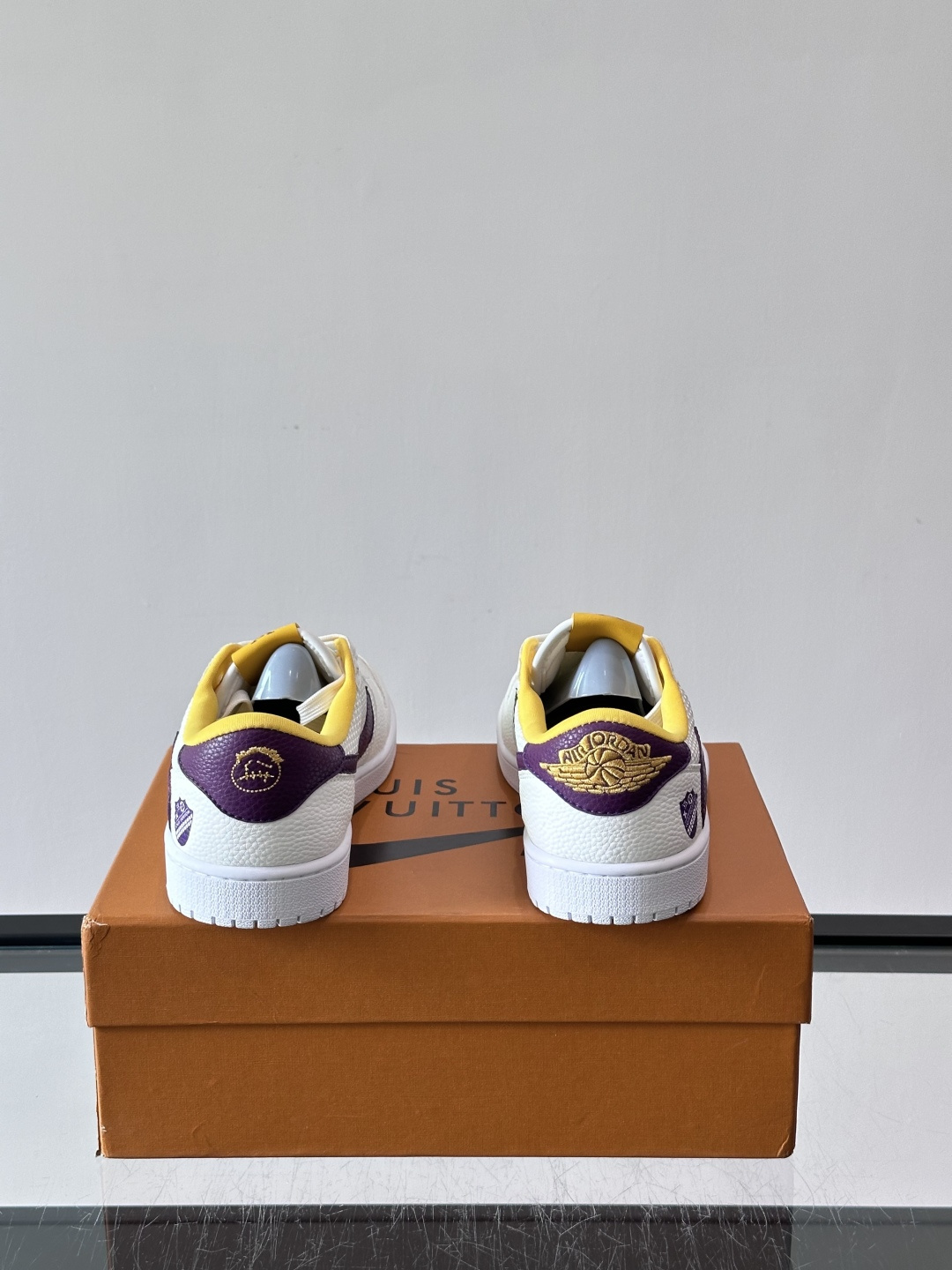 👟LV和Nike联名运动鞋，灵感来自Air Jordan 1，撞色超吸睛，鞋面用透气网布+皮革拼接，舒适