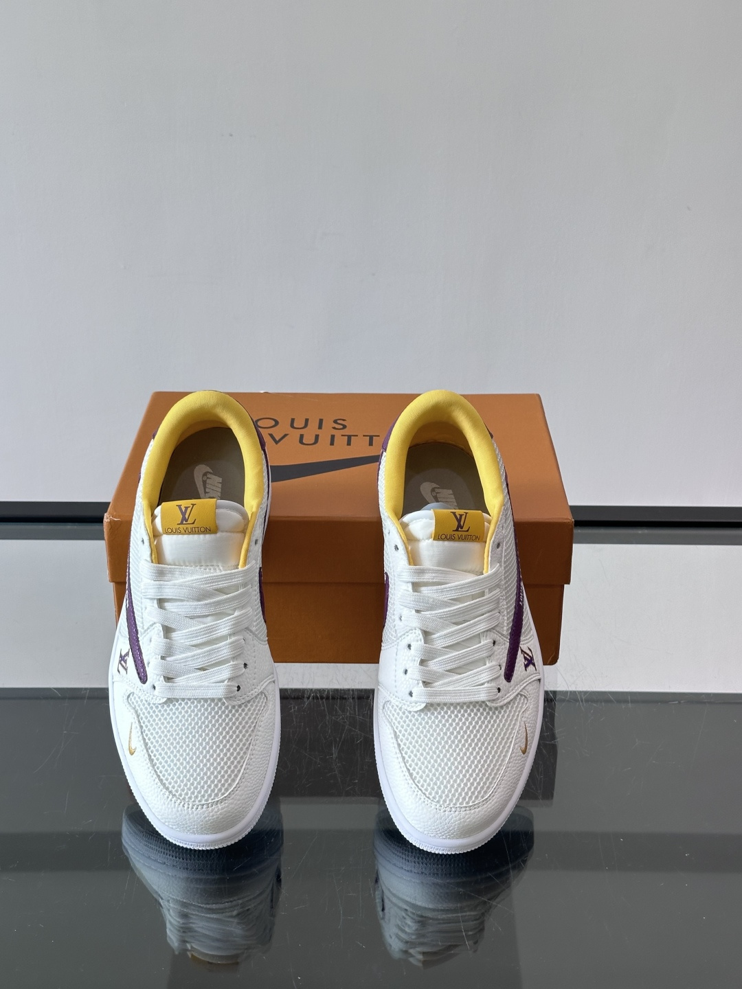 👟LV和Nike联名运动鞋，灵感来自Air Jordan 1，撞色超吸睛，鞋面用透气网布+皮革拼接，舒适