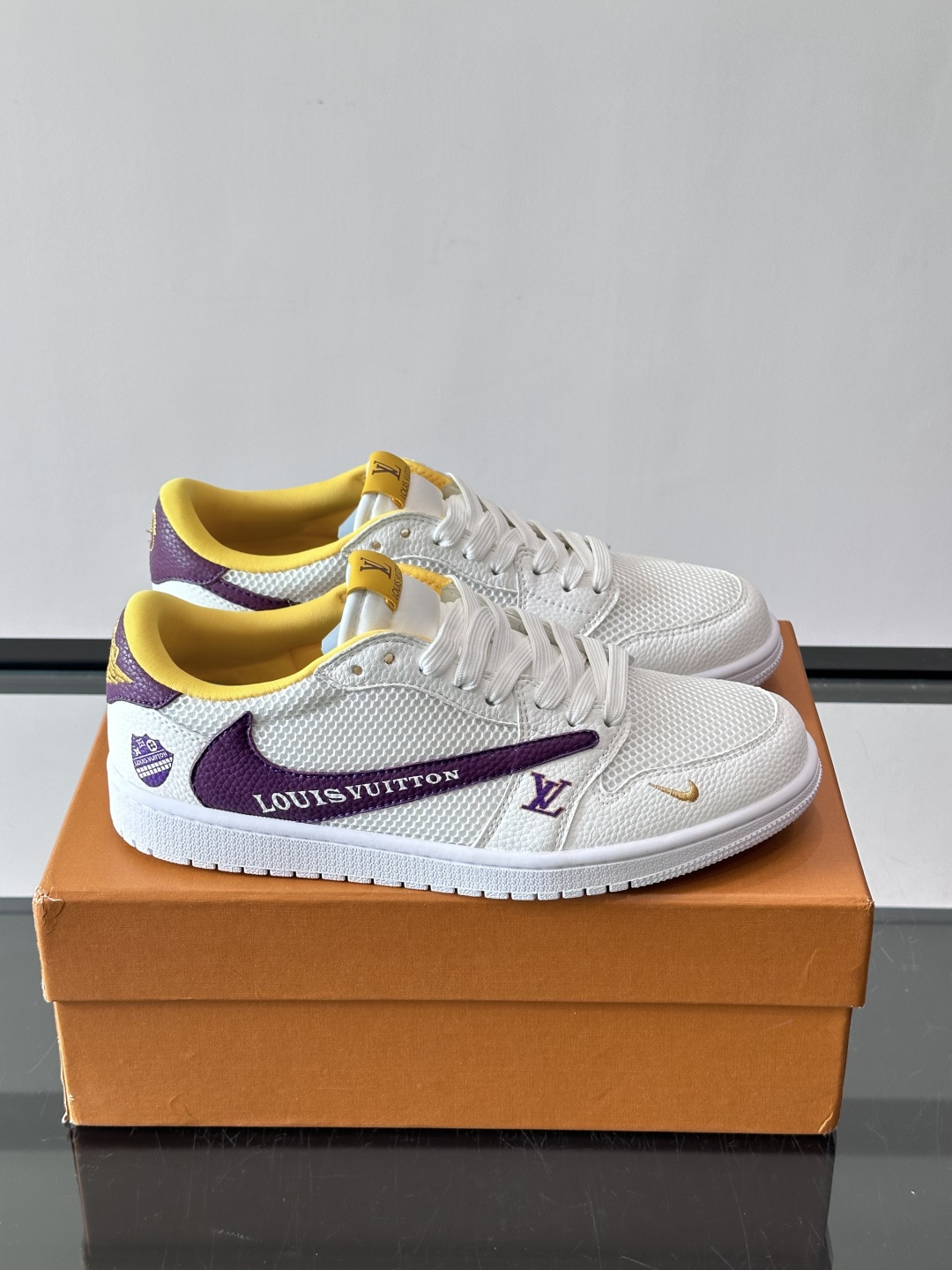 👟LV和Nike联名运动鞋，灵感来自Air Jordan 1，撞色超吸睛，鞋面用透气网布+皮革拼接，舒适