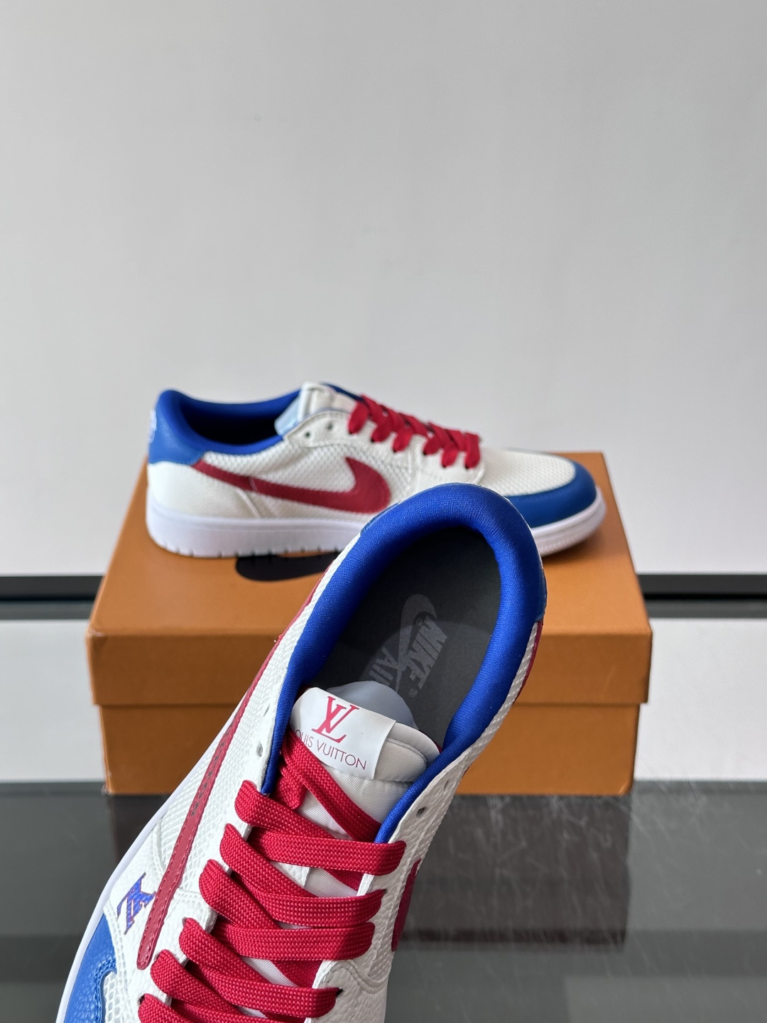👟LV和Nike联名运动鞋，灵感来自Air Jordan 1，撞色超吸睛，鞋面用透气网布+皮革拼接，舒适
