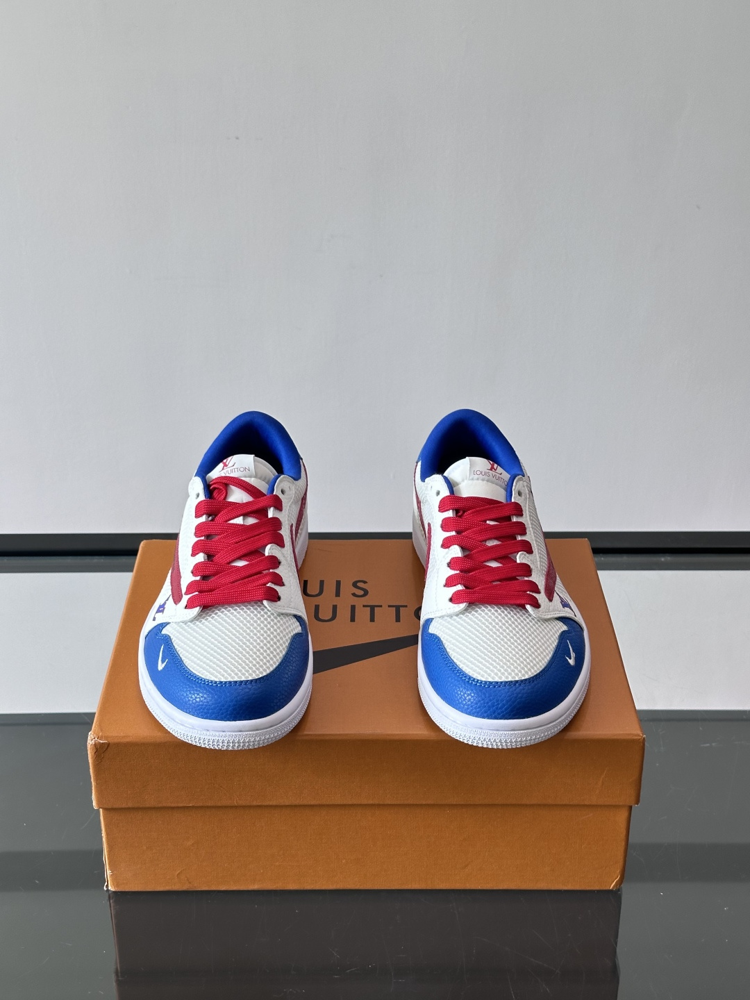 👟LV和Nike联名运动鞋，灵感来自Air Jordan 1，撞色超吸睛，鞋面用透气网布+皮革拼接，舒适