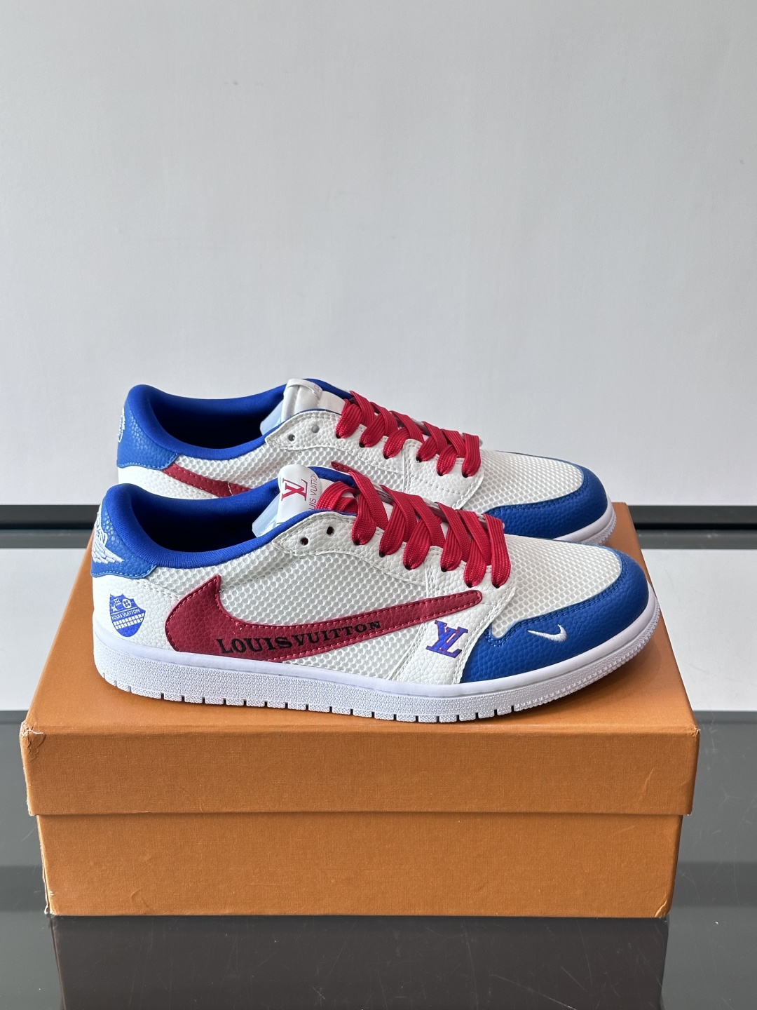 👟LV和Nike联名运动鞋，灵感来自Air Jordan 1，撞色超吸睛，鞋面用透气网布+皮革拼接，舒适