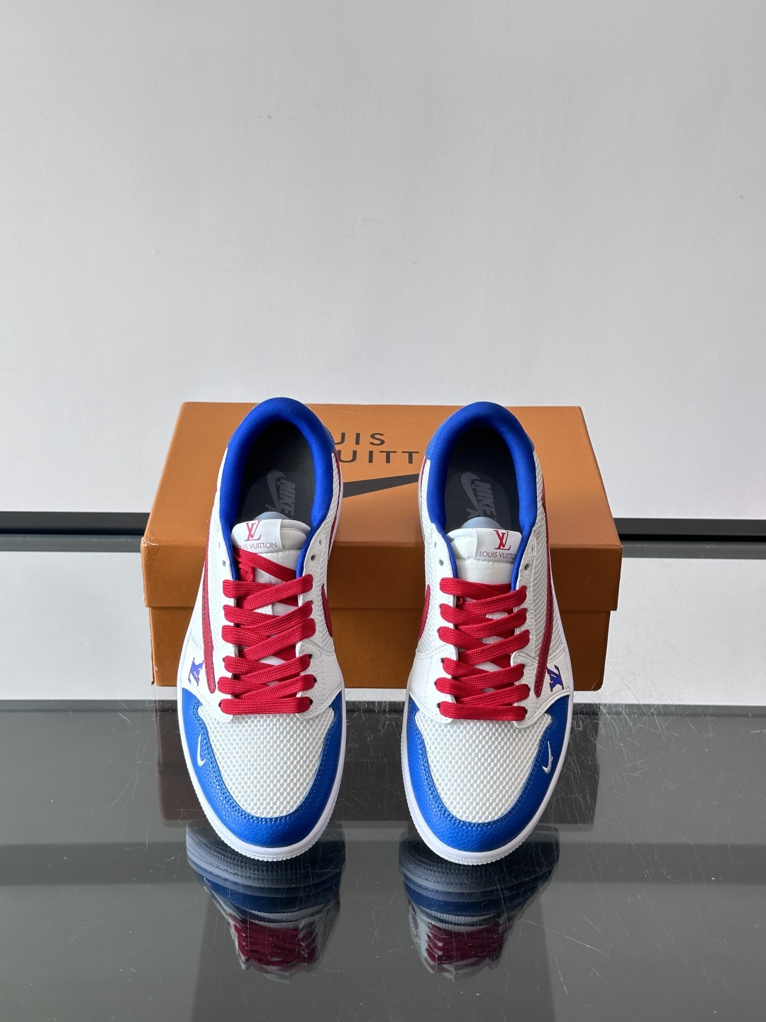 👟LV和Nike联名运动鞋，灵感来自Air Jordan 1，撞色超吸睛，鞋面用透气网布+皮革拼接，舒适