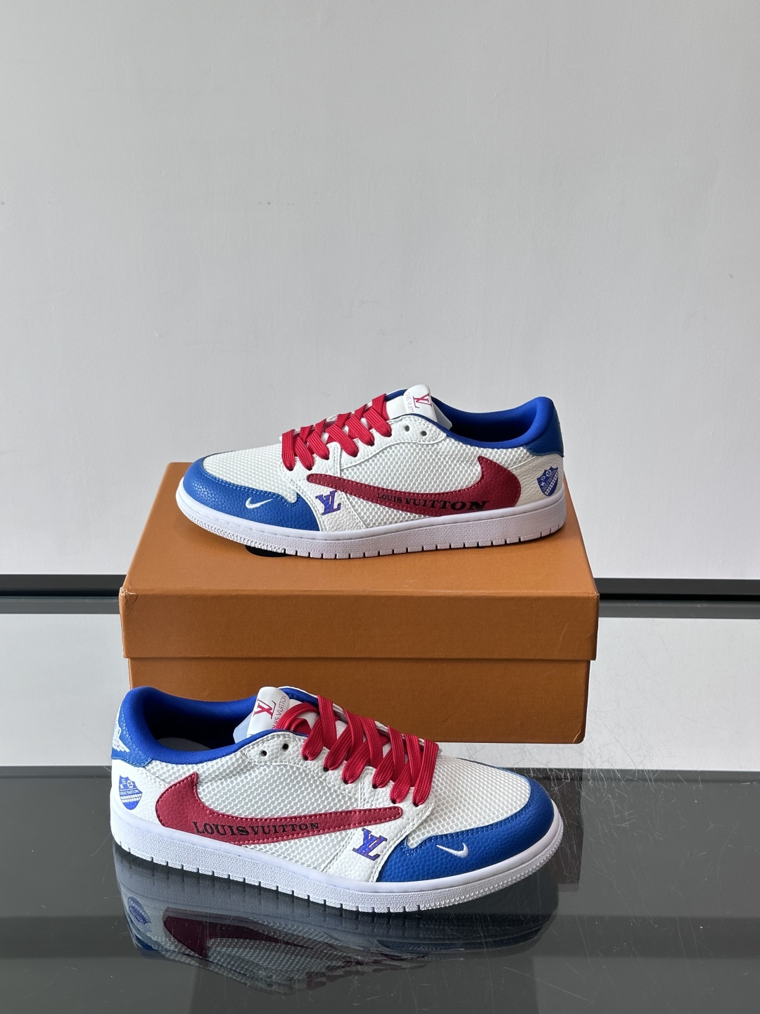 👟LV和Nike联名运动鞋，灵感来自Air Jordan 1，撞色超吸睛，鞋面用透气网布+皮革拼接，舒适