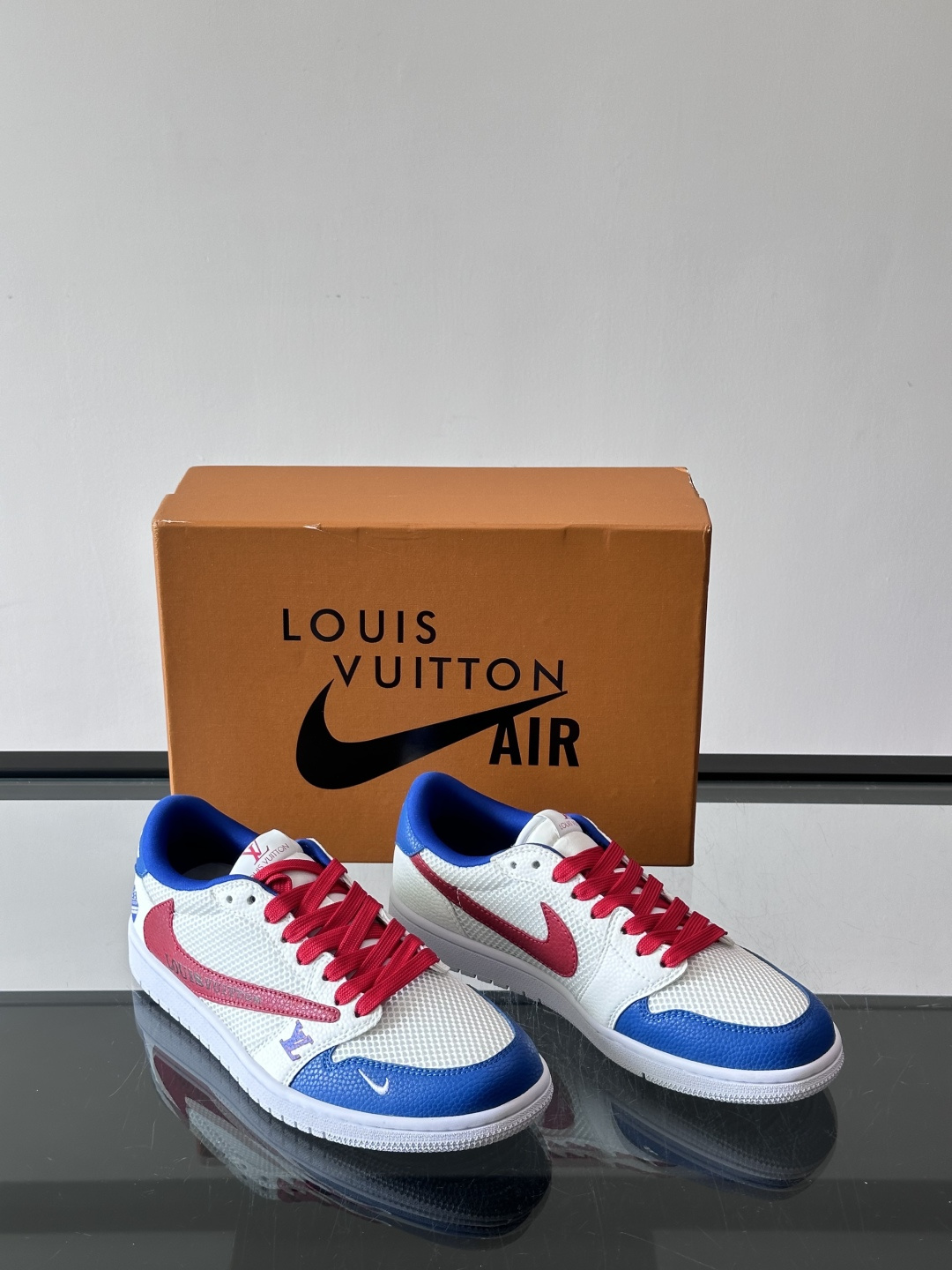 👟LV和Nike联名运动鞋，灵感来自Air Jordan 1，撞色超吸睛，鞋面用透气网布+皮革拼接，舒适