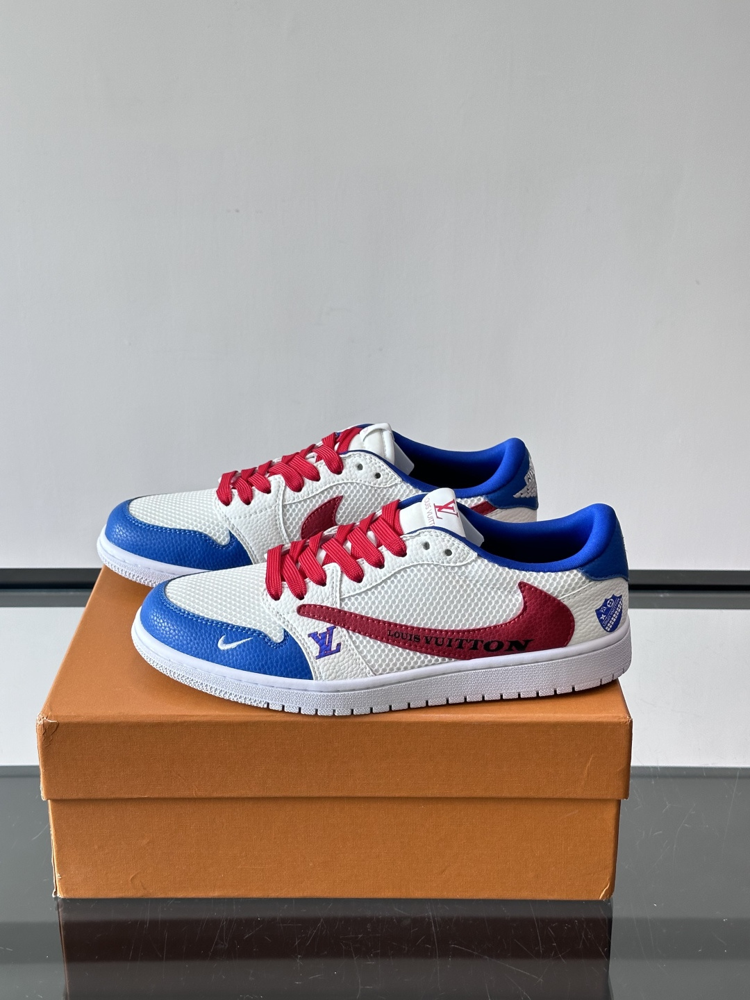 👟LV和Nike联名运动鞋，灵感来自Air Jordan 1，撞色超吸睛，鞋面用透气网布+皮革拼接，舒适