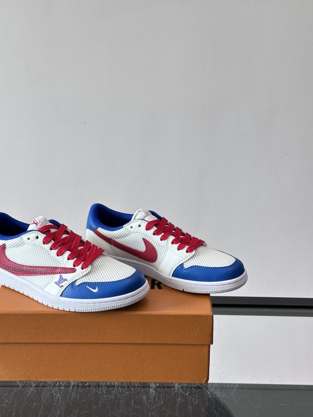 👟LV和Nike联名运动鞋，灵感来自Air Jordan 1，撞色超吸睛，鞋面用透气网布+皮革拼接，舒适