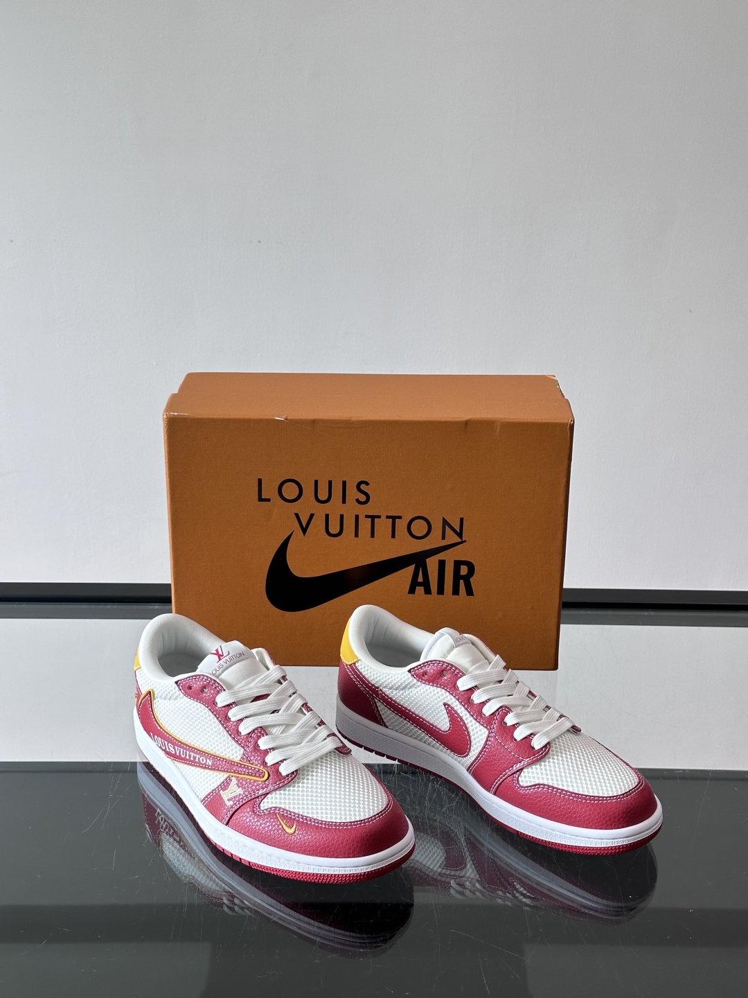 👟LV和Nike联名运动鞋，灵感来自Air Jordan 1，撞色超吸睛，鞋面用透气网布+皮革拼接，舒适