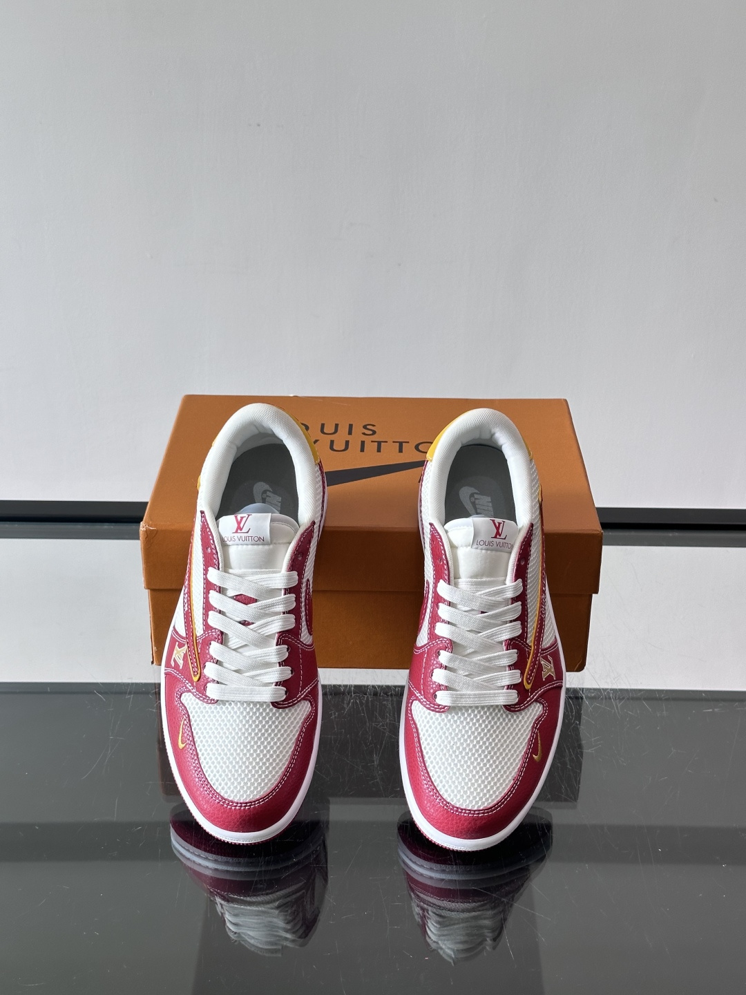 👟LV和Nike联名运动鞋，灵感来自Air Jordan 1，撞色超吸睛，鞋面用透气网布+皮革拼接，舒适