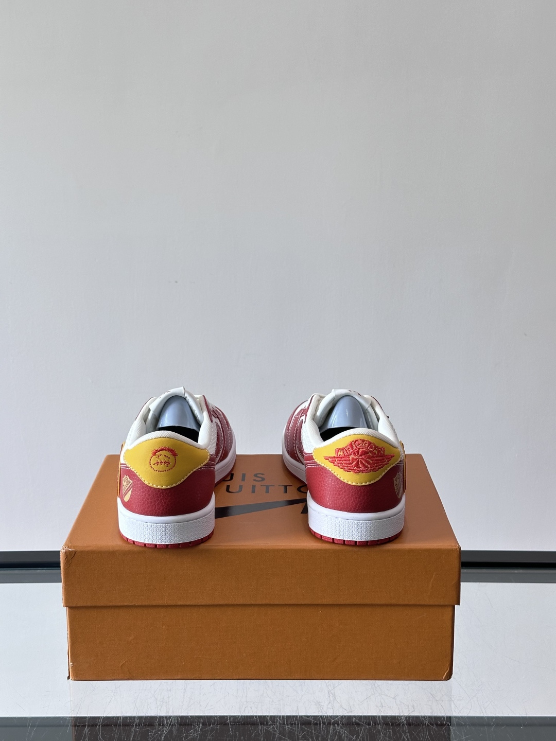 👟LV和Nike联名运动鞋，灵感来自Air Jordan 1，撞色超吸睛，鞋面用透气网布+皮革拼接，舒适