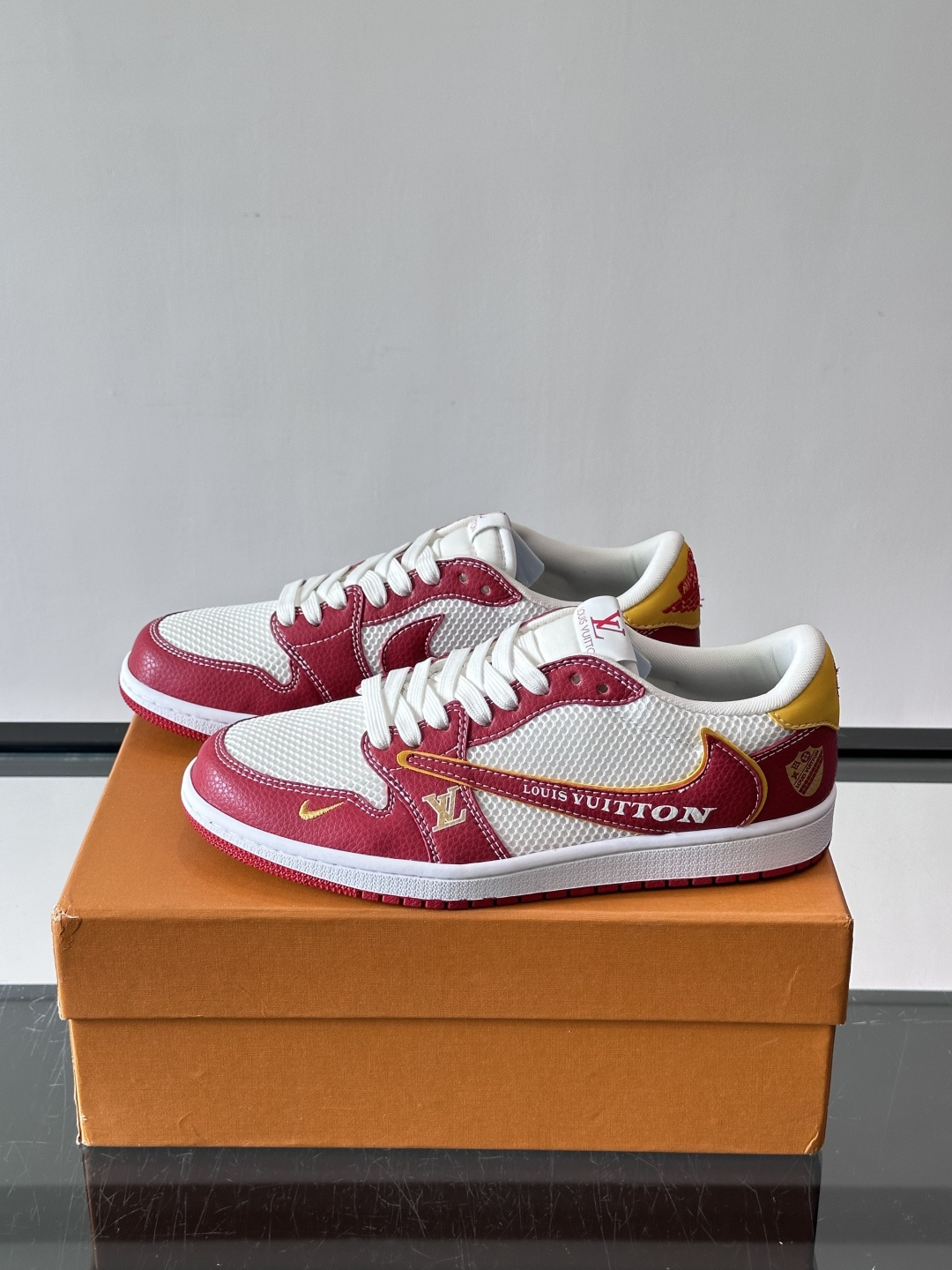 👟LV和Nike联名运动鞋，灵感来自Air Jordan 1，撞色超吸睛，鞋面用透气网布+皮革拼接，舒适
