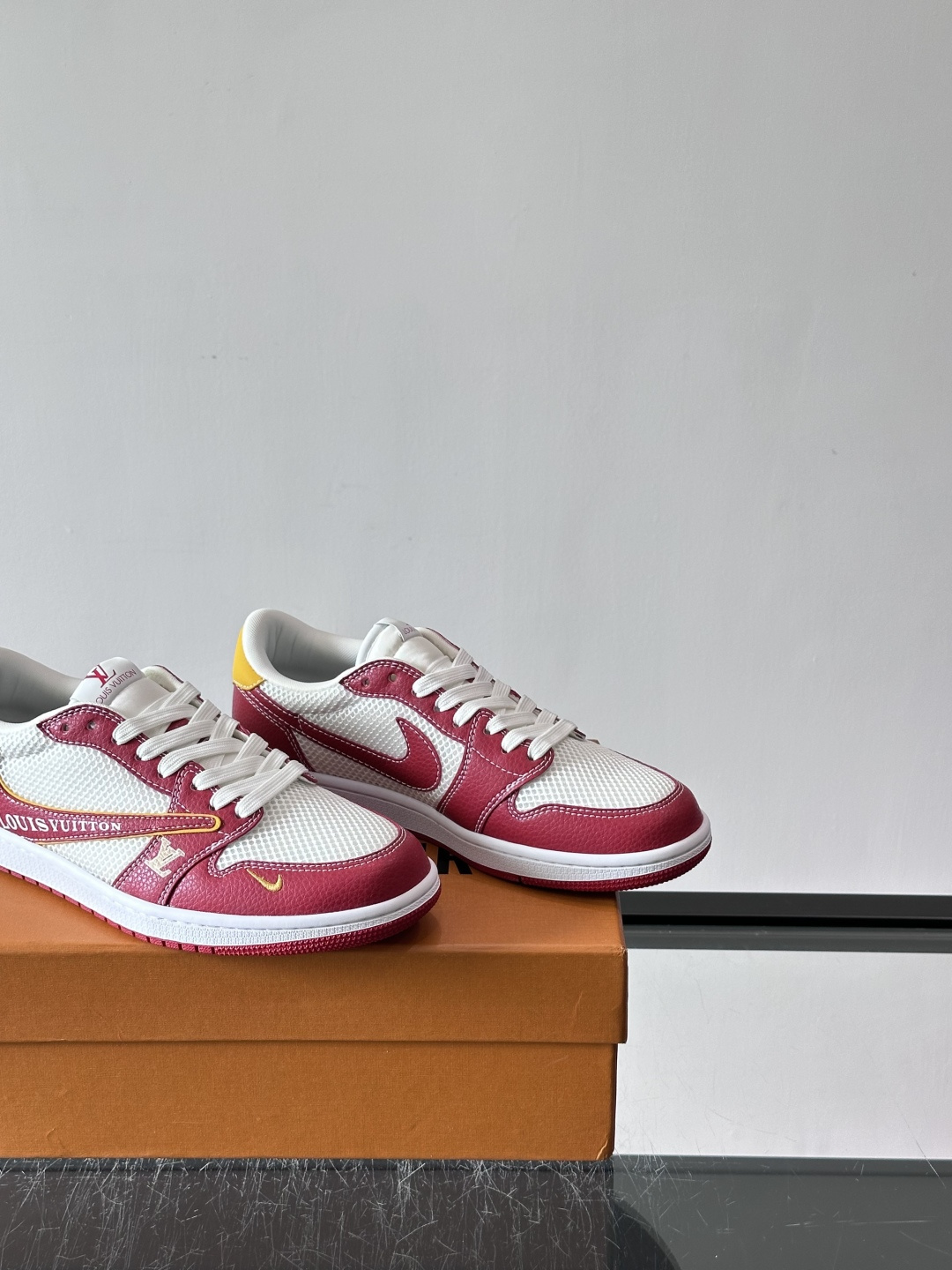 👟LV和Nike联名运动鞋，灵感来自Air Jordan 1，撞色超吸睛，鞋面用透气网布+皮革拼接，舒适