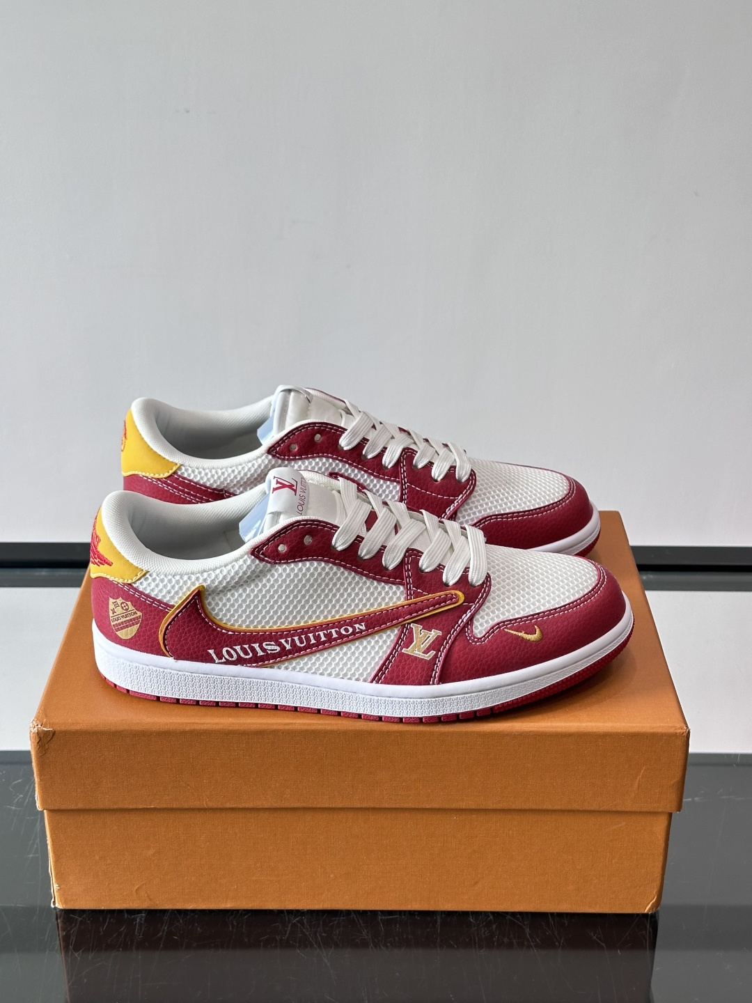 👟LV和Nike联名运动鞋，灵感来自Air Jordan 1，撞色超吸睛，鞋面用透气网布+皮革拼接，舒适
